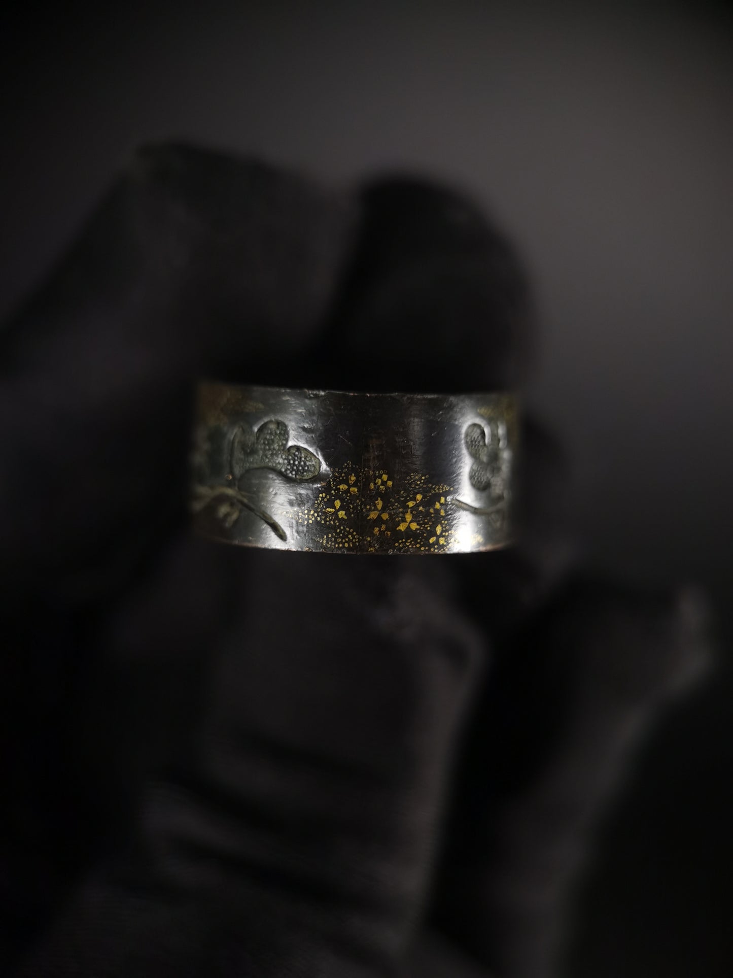 Japanese Flower Pattern Single Fuchi for Katana Wakziashi Edo Period Antique F152