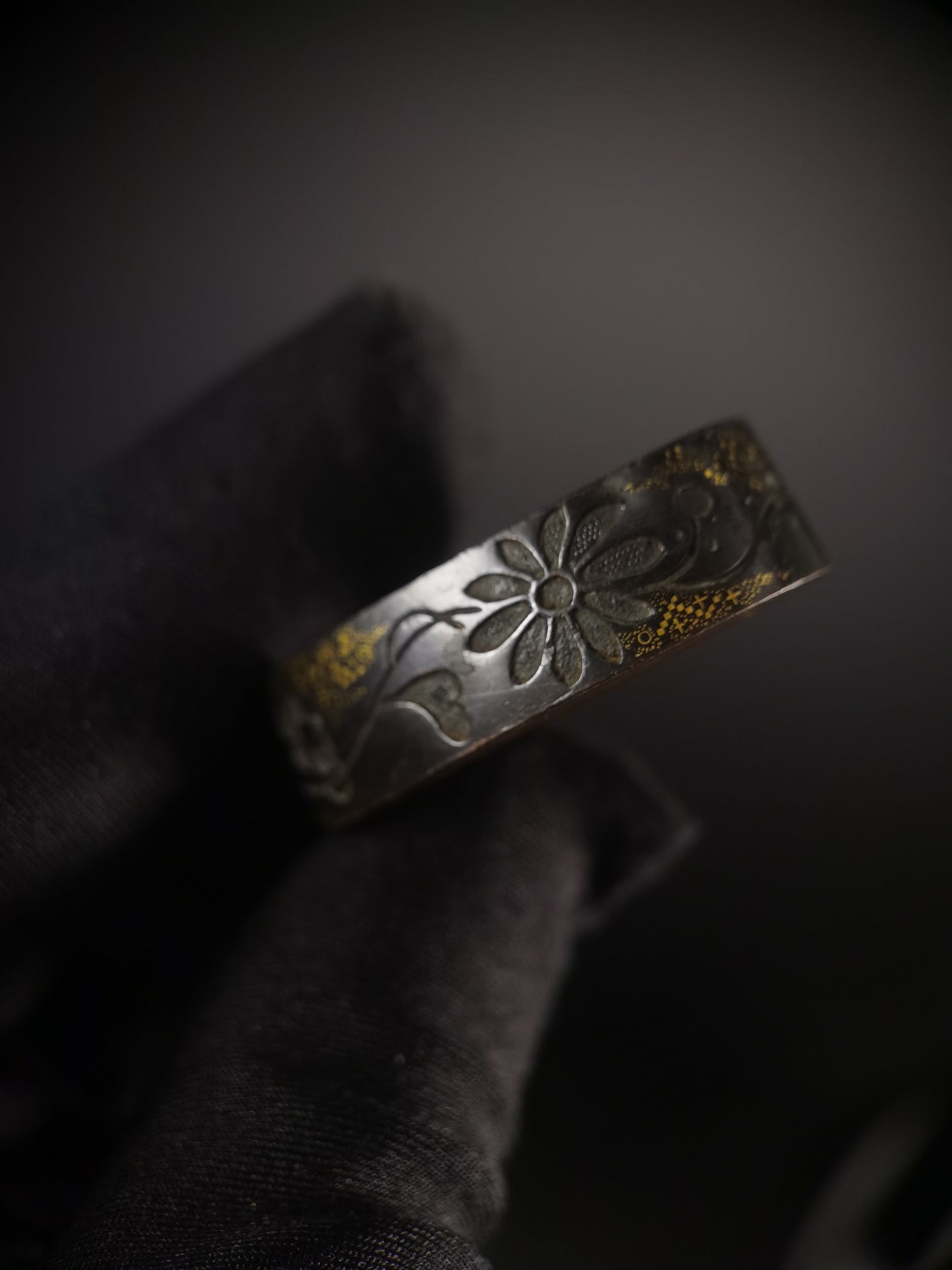 Japanese Flower Pattern Single Fuchi for Katana Wakziashi Edo Period Antique F152