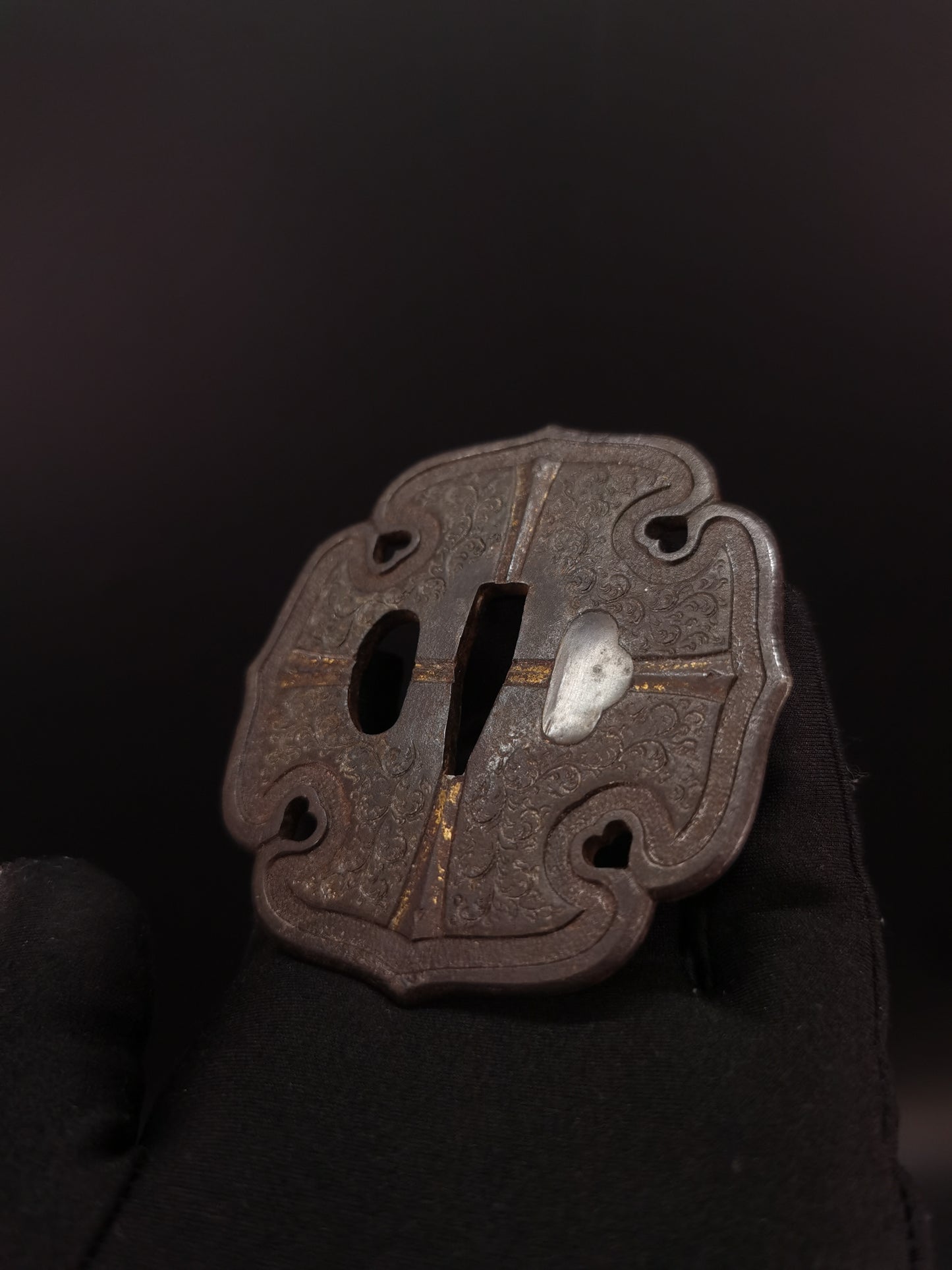 Japanese Curling Grass Pattern Tsuba for Tachi and Hand-tachi Edo Period A194