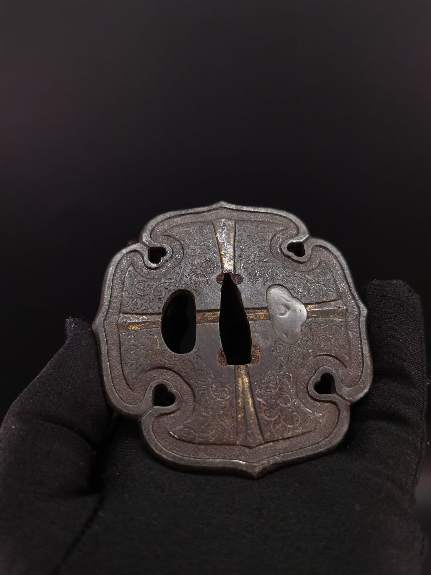 Japanese Curling Grass Pattern Tsuba for Tachi and Hand-tachi Edo Period A194
