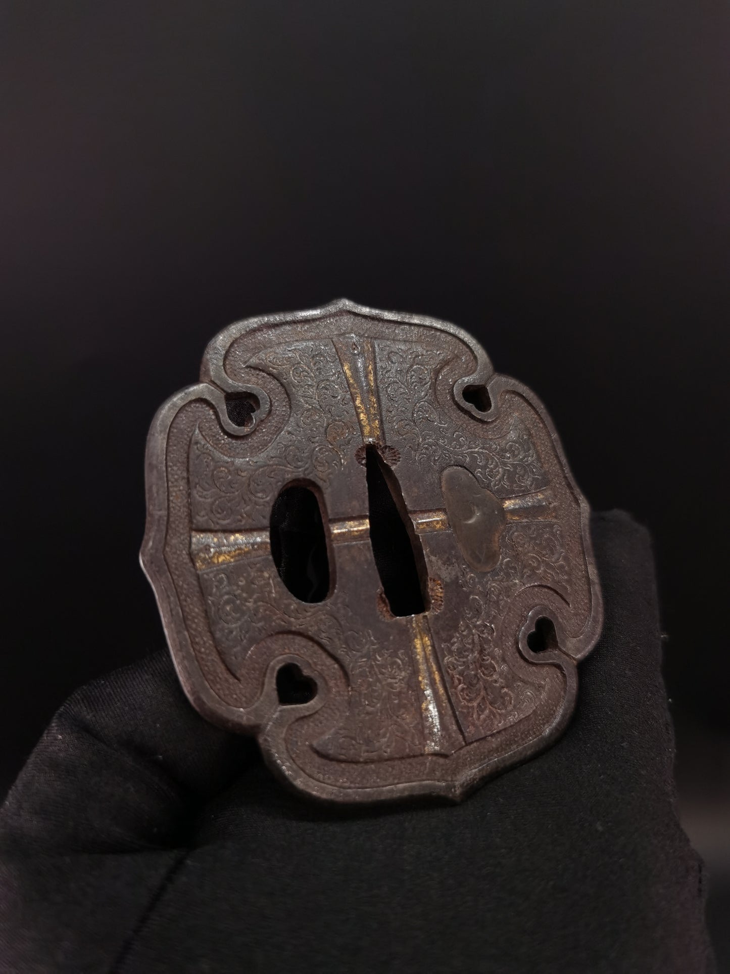 Japanese Curling Grass Pattern Tsuba for Tachi and Hand-tachi Edo Period A194