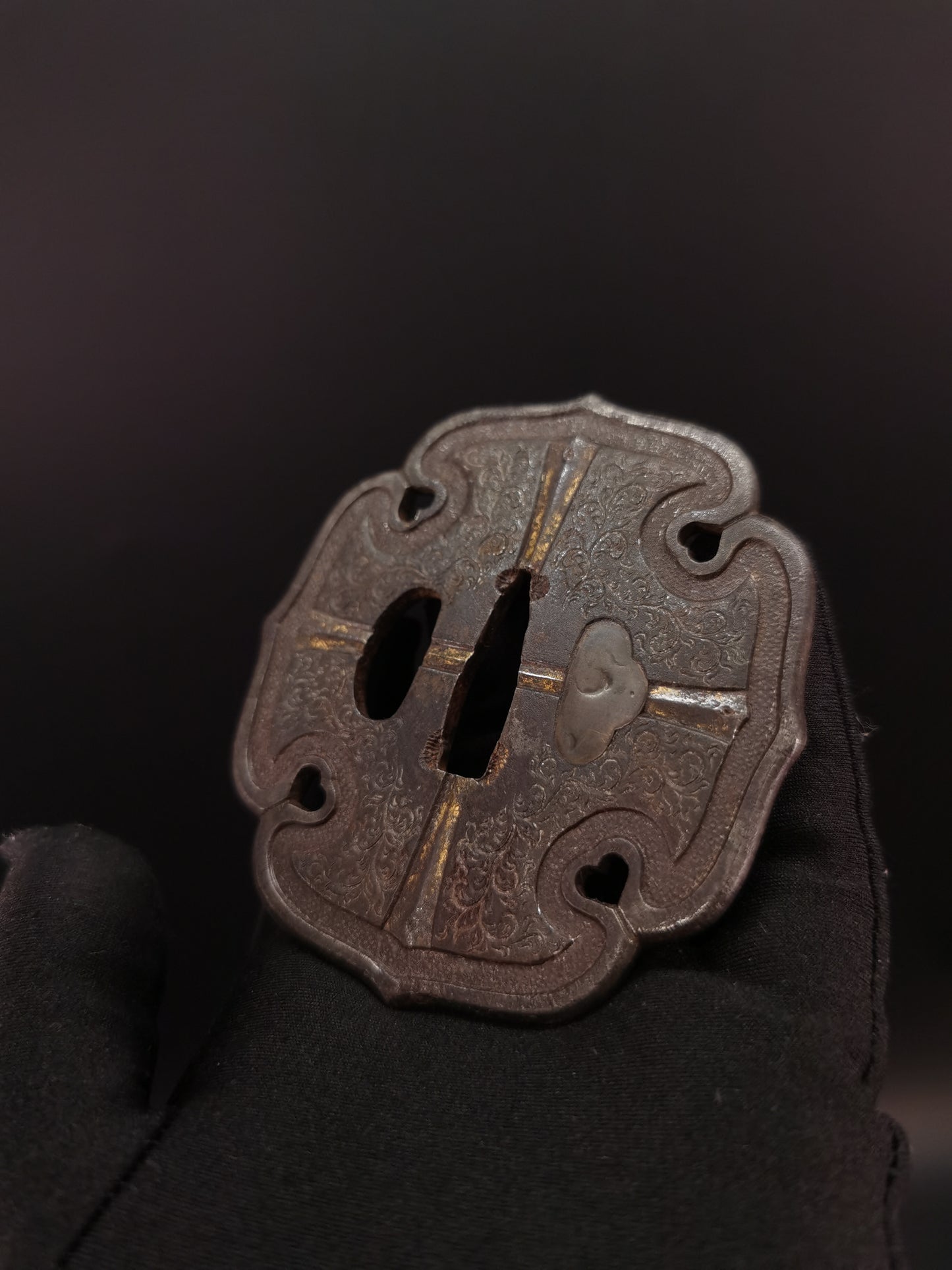 Japanese Curling Grass Pattern Tsuba for Tachi and Hand-tachi Edo Period A194