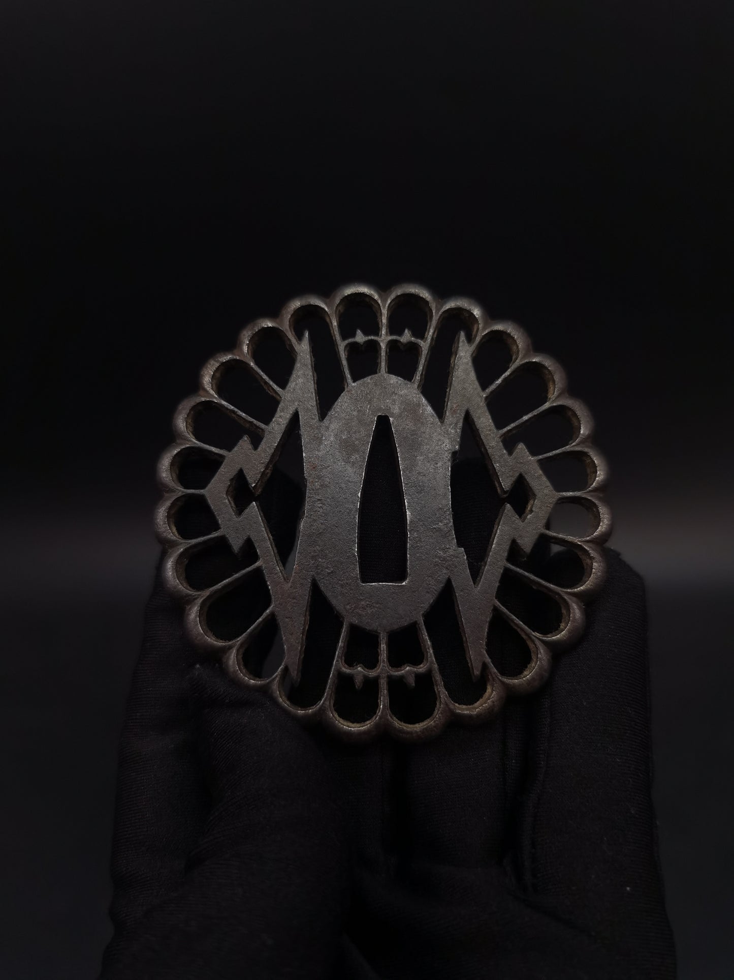 Japanese chrysanthemum Tsuba for Katana and Wakziashi Edo Period Antique A201