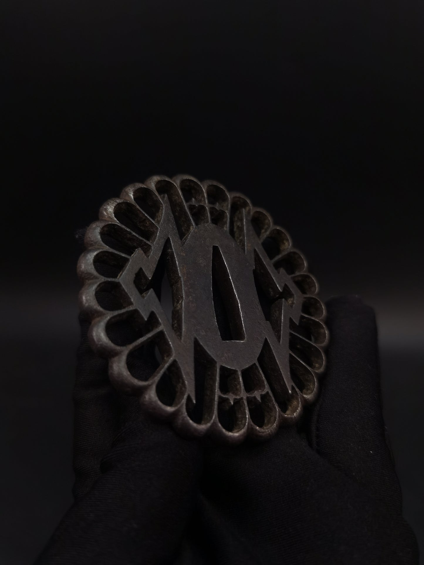 Japanese chrysanthemum Tsuba for Katana and Wakziashi Edo Period Antique A201