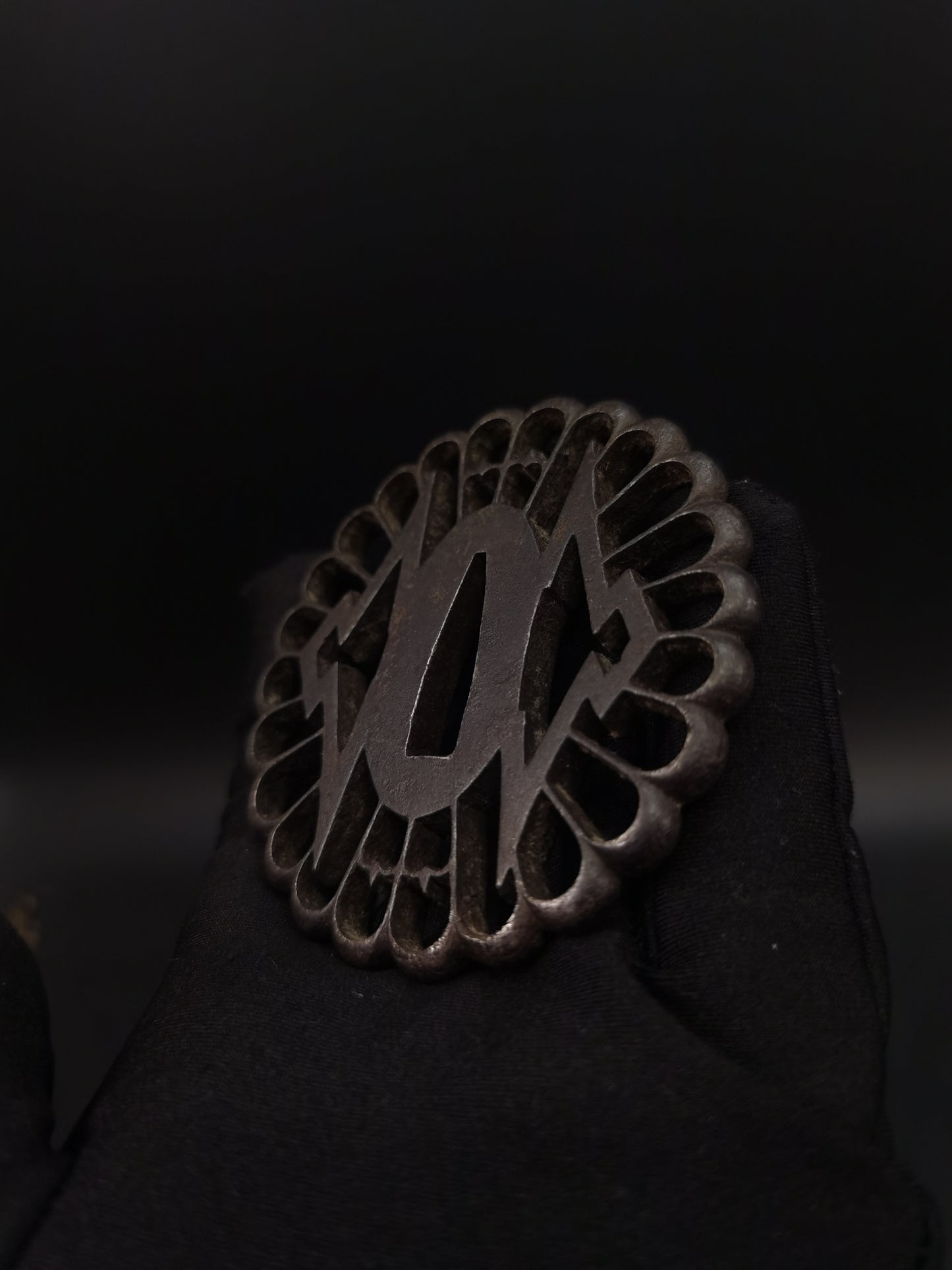Japanese chrysanthemum Tsuba for Katana and Wakziashi Edo Period Antique A201