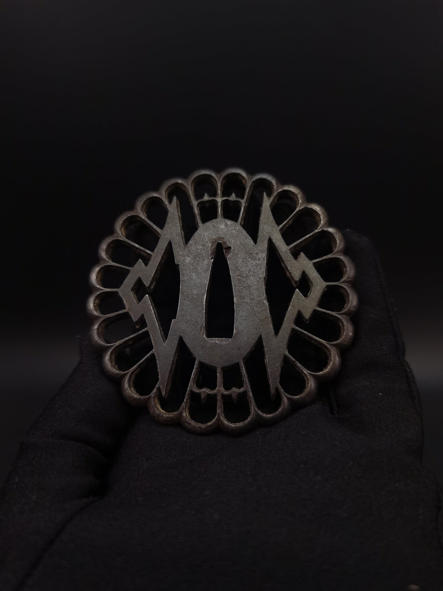 Japanese chrysanthemum Tsuba for Katana and Wakziashi Edo Period Antique A201
