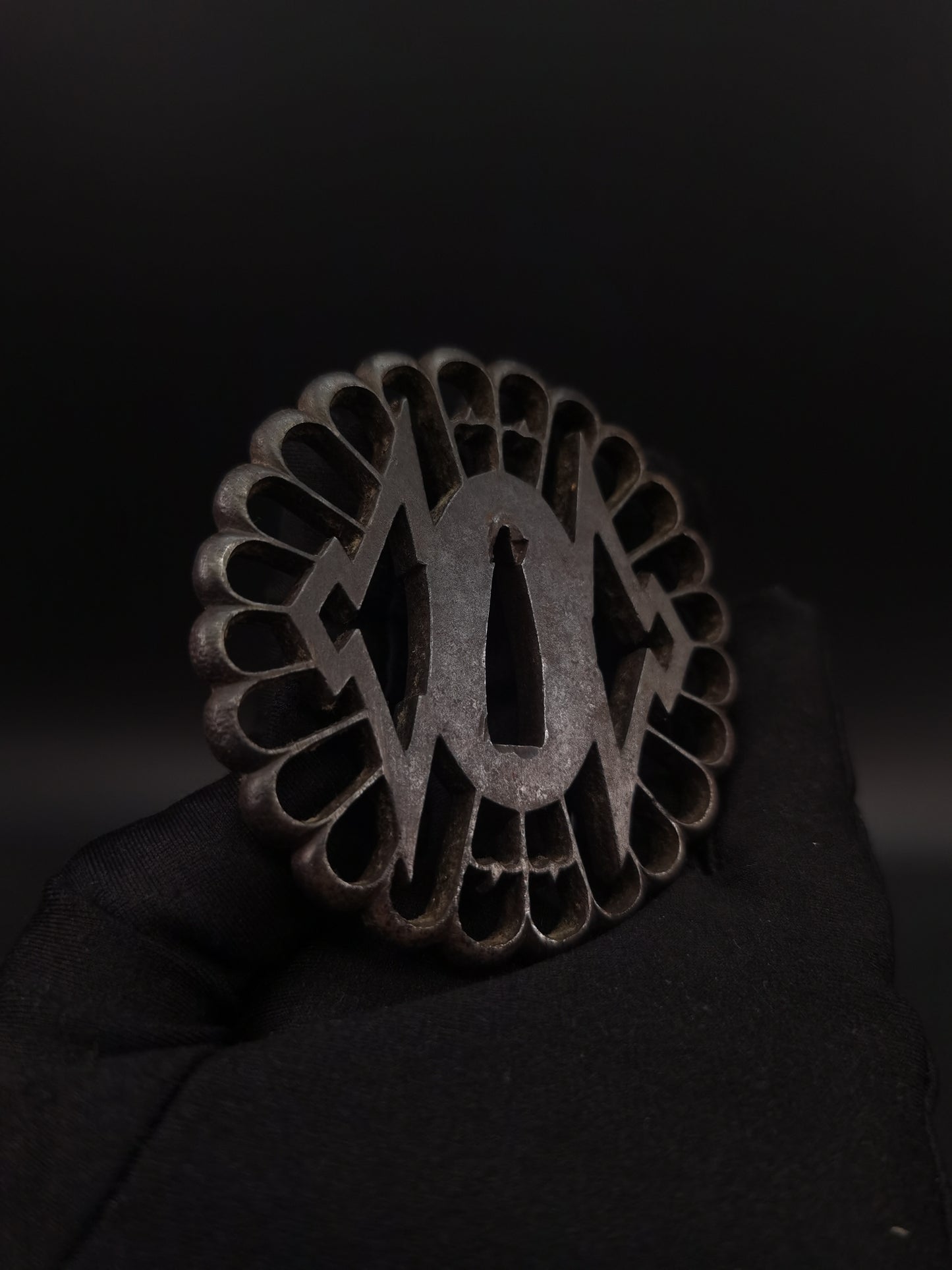 Japanese chrysanthemum Tsuba for Katana and Wakziashi Edo Period Antique A201