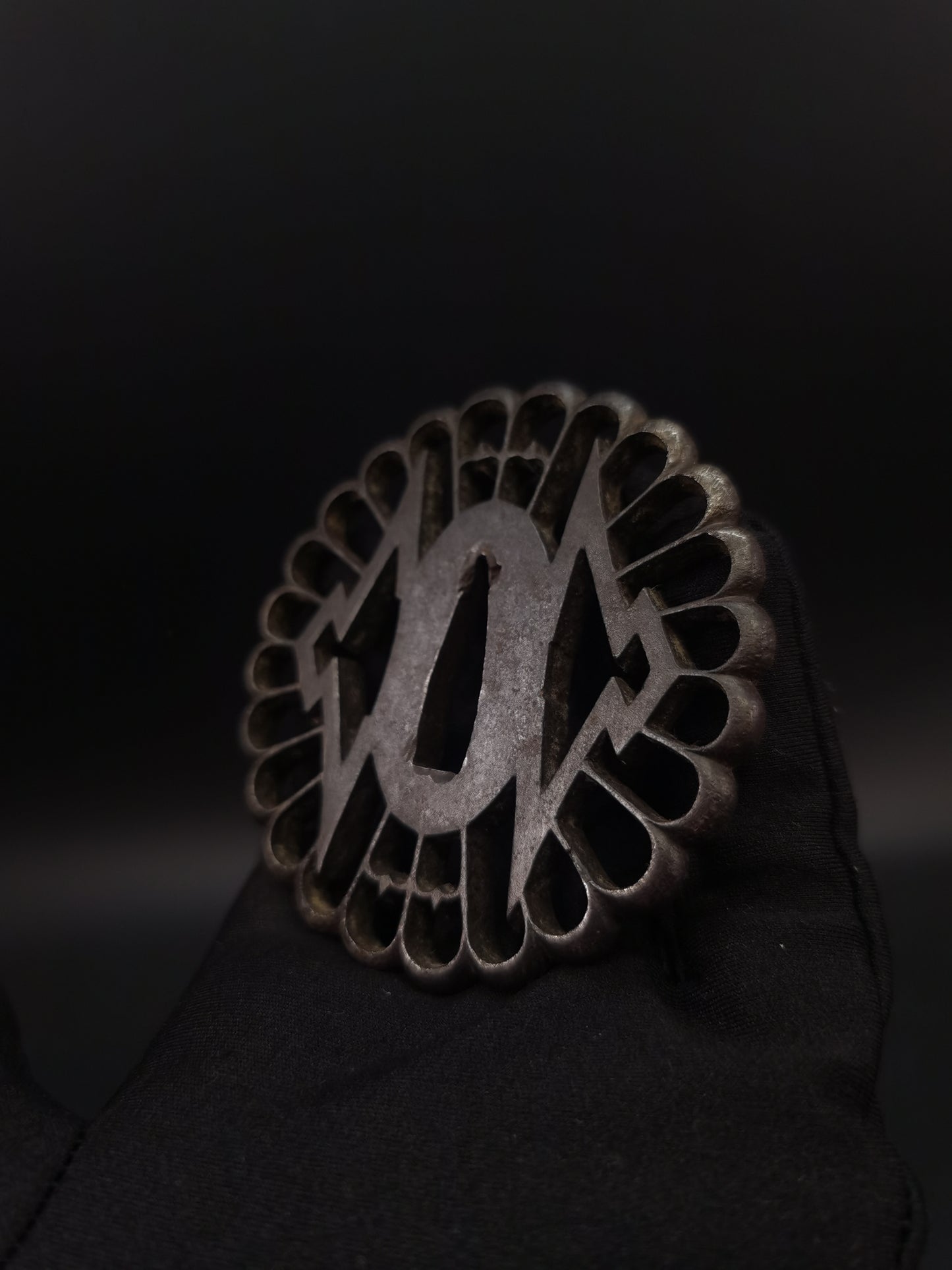 Japanese chrysanthemum Tsuba for Katana and Wakziashi Edo Period Antique A201