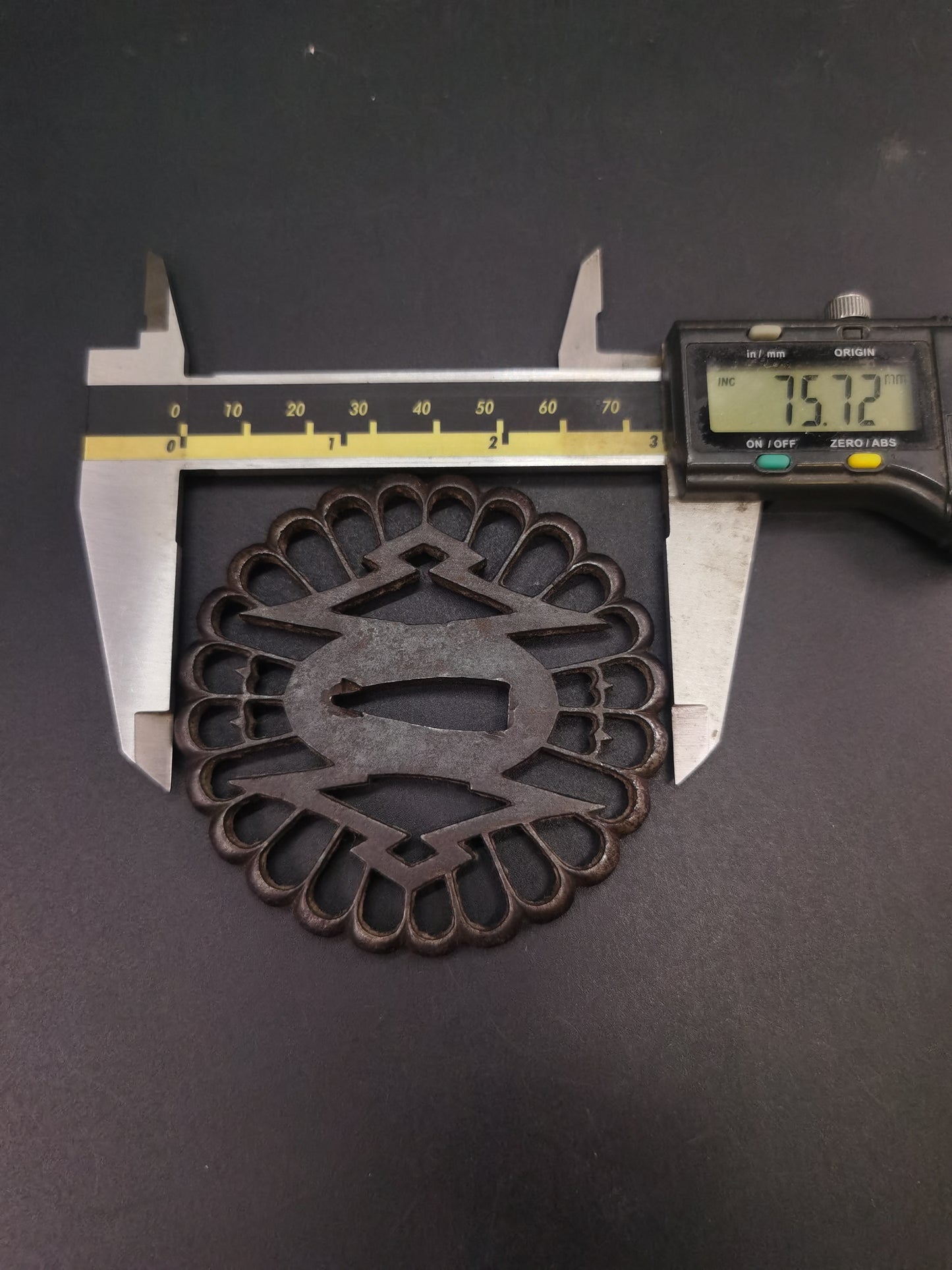 Japanese chrysanthemum Tsuba for Katana and Wakziashi Edo Period Antique A201
