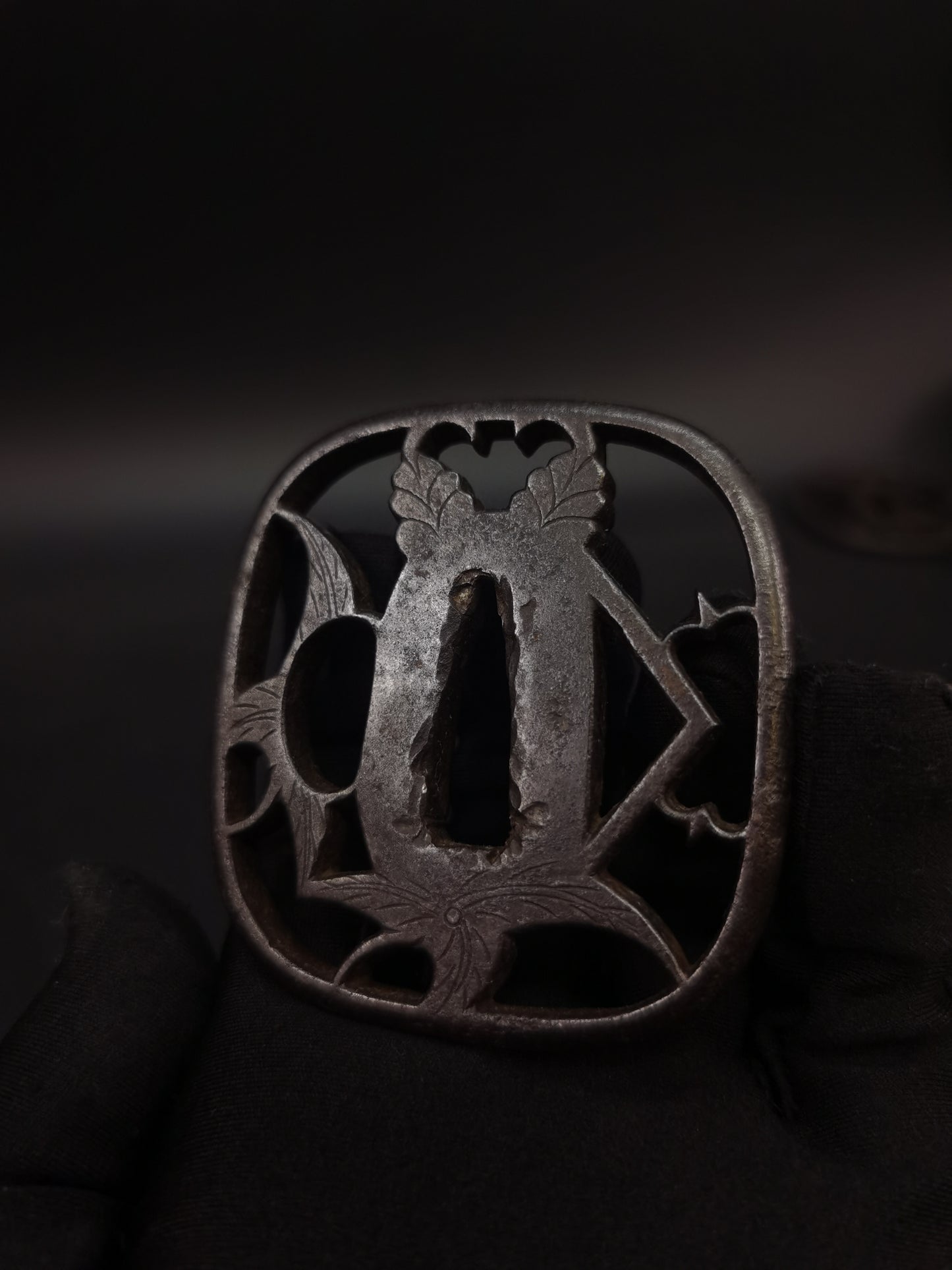 Japanese Flower Patterm Tsuba for Wakziashi Tanto Edo Period Antique A209