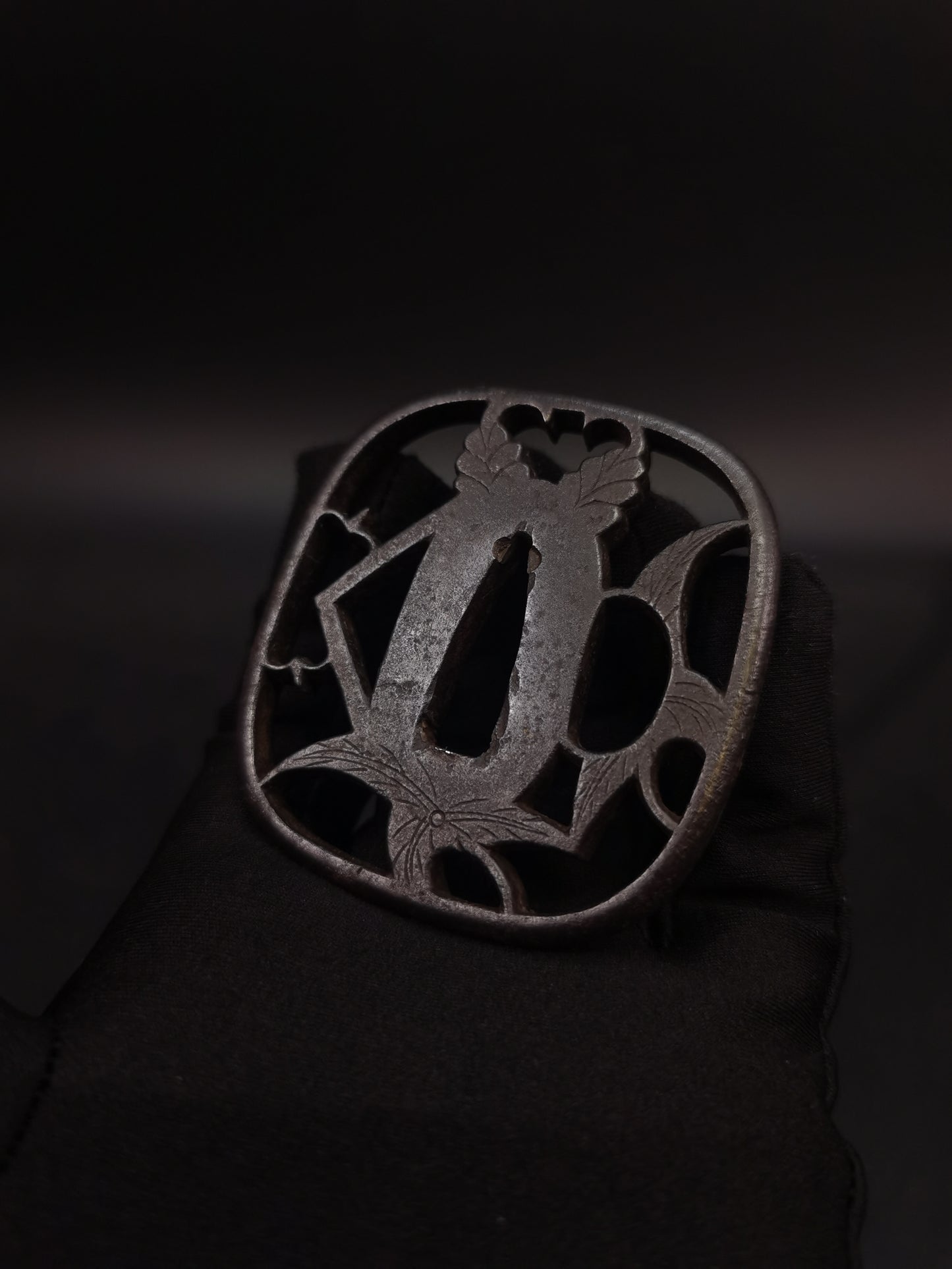 Japanese Flower Patterm Tsuba for Wakziashi Tanto Edo Period Antique A209