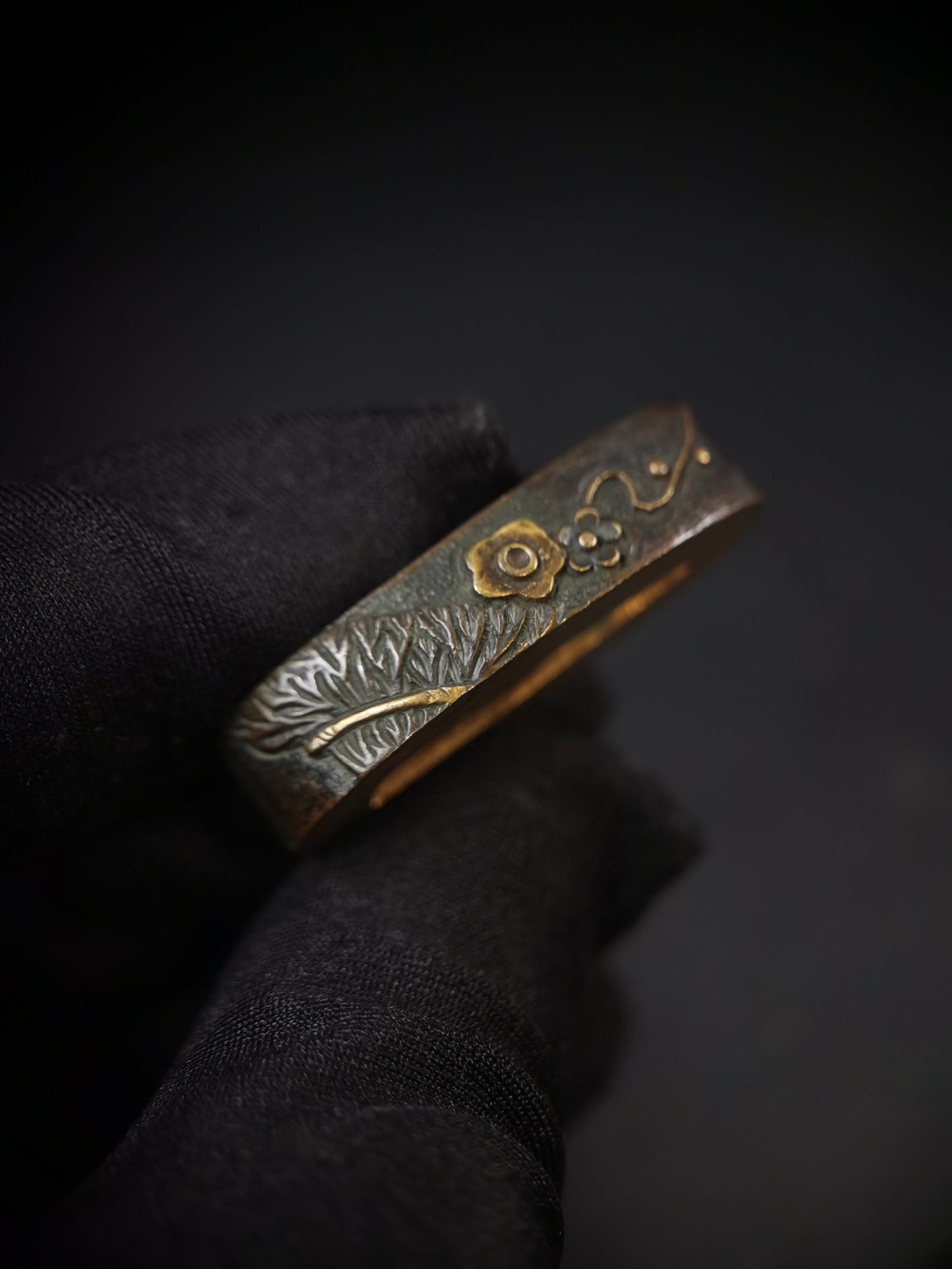Japanese Plum Blossom and Flying Bird Pattern Single Fuchi for Katana Wakziashi Edo Period Antique F161