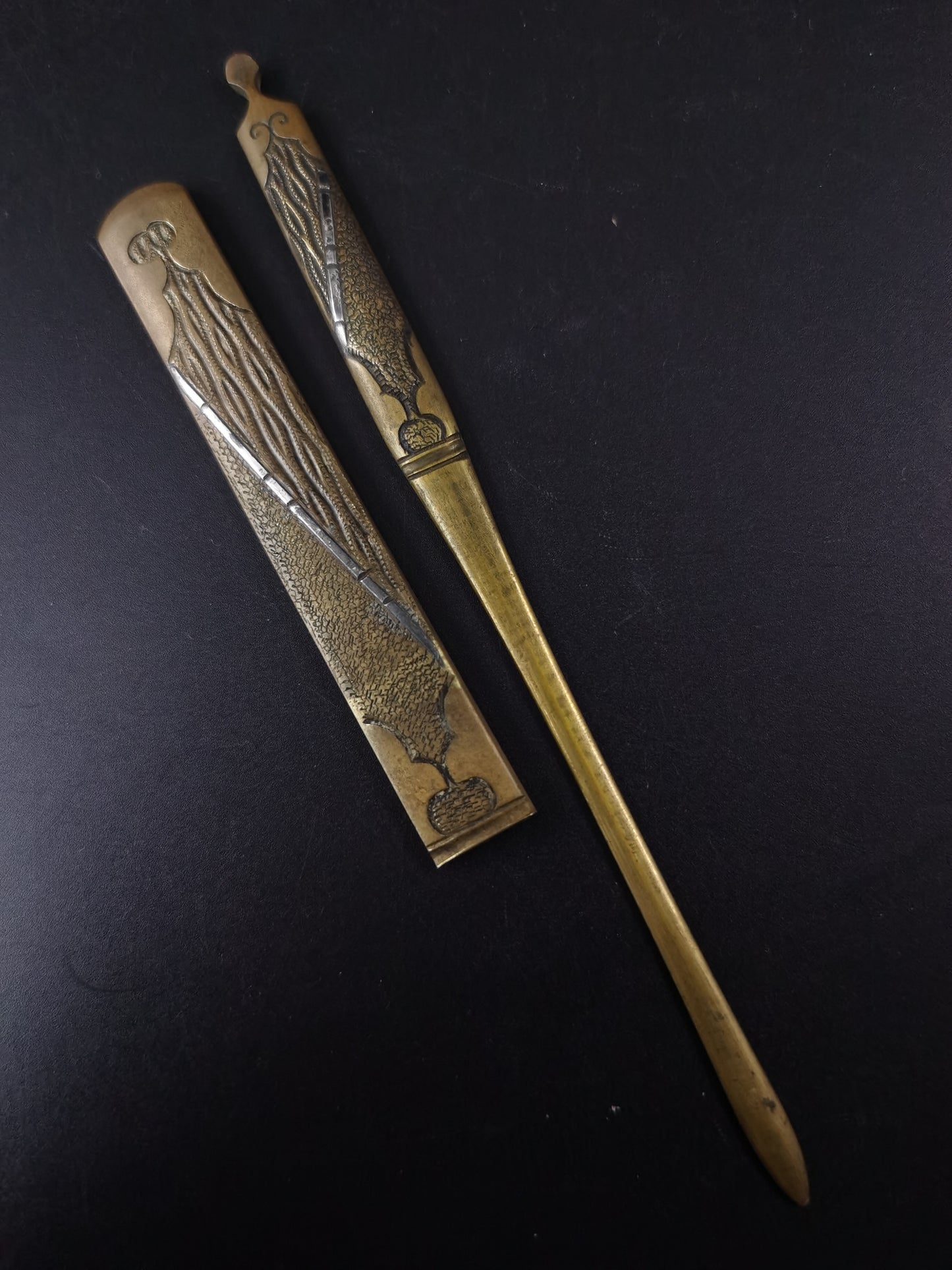 Japanese Brass Ground Matsushiro Design, Kozuka & Kogai Two-piece Set for wakziashi and tanto Edo period antique D129