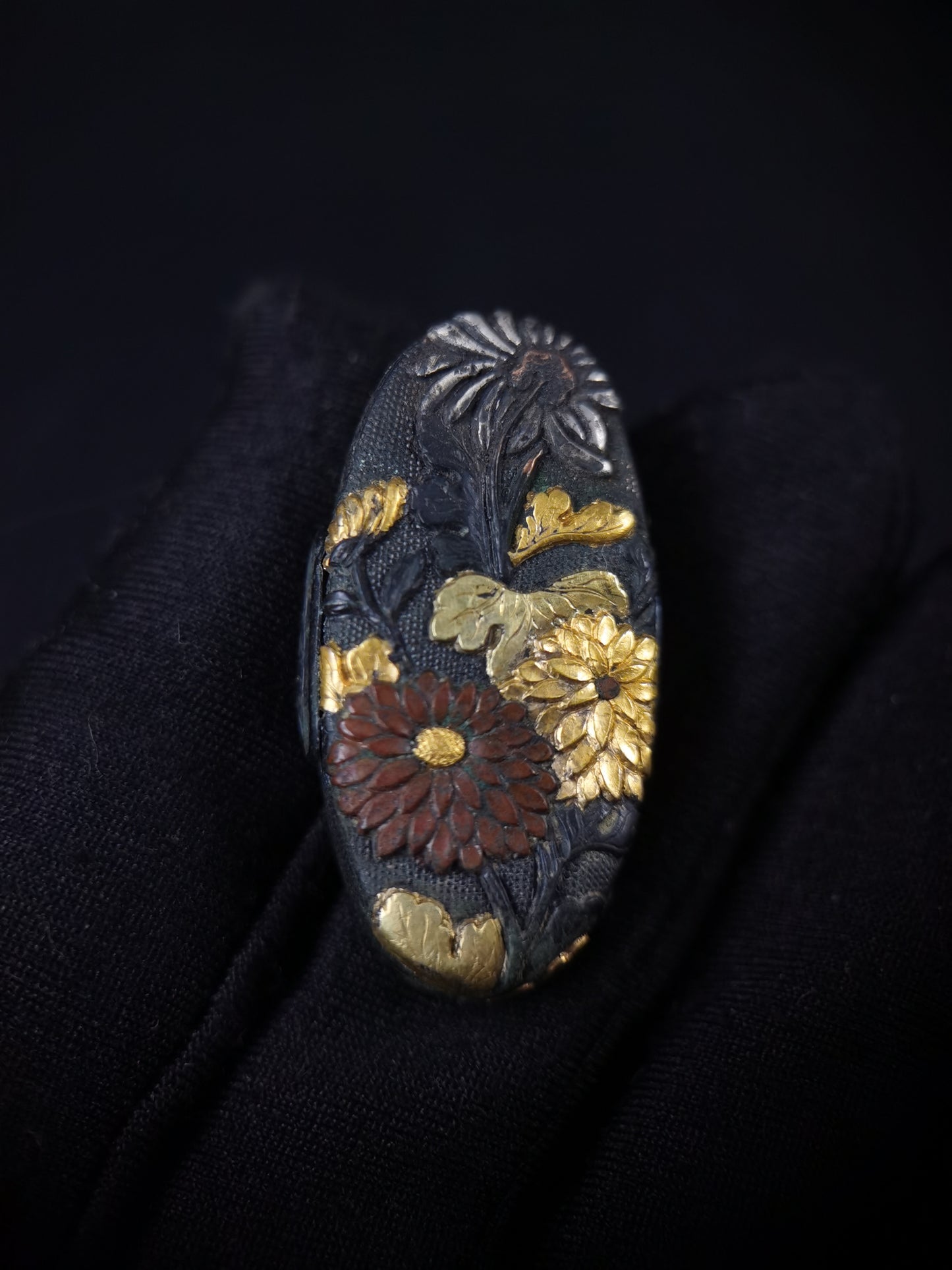 Japanese Chrysanthemum Fuchi & Kashira for Katana and Wakziashi Edo Period Antique B102