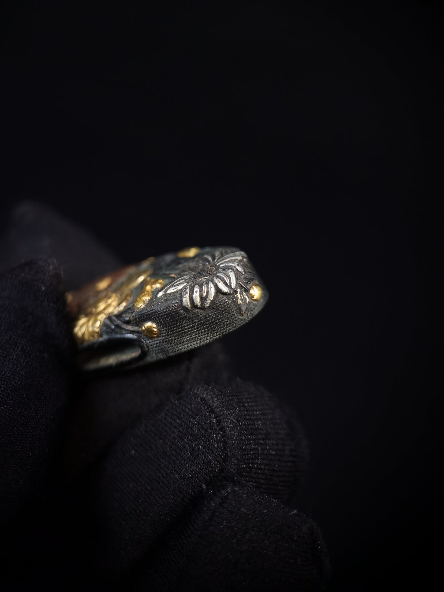 Japanese Chrysanthemum Fuchi & Kashira for Katana and Wakziashi Edo Period Antique B102