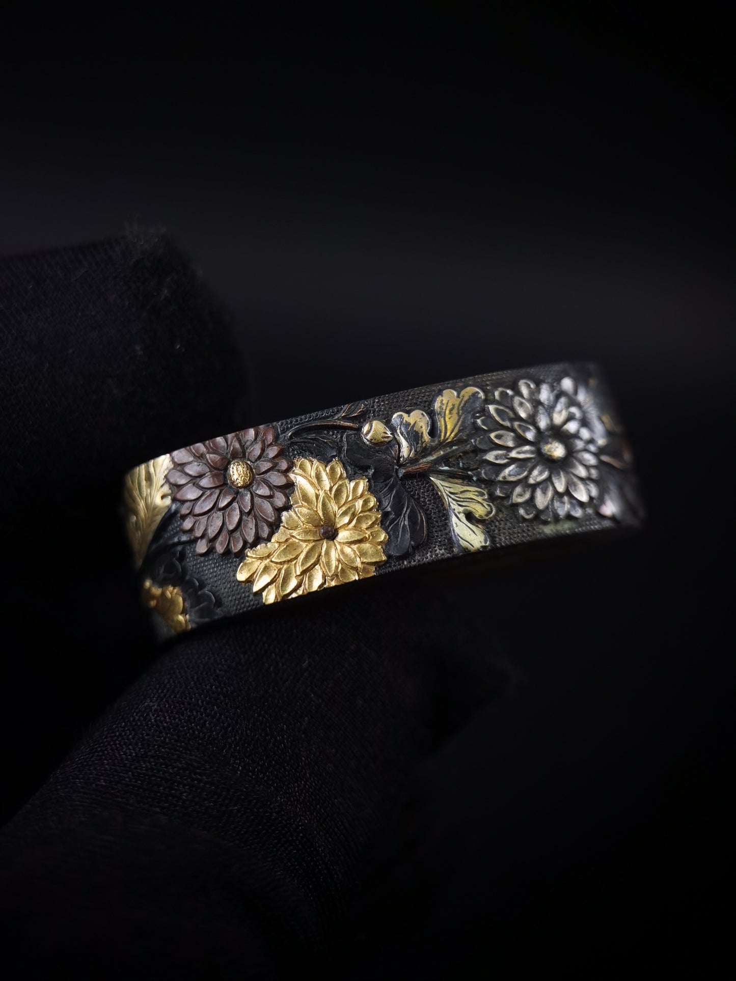 Japanese Chrysanthemum Fuchi & Kashira for Katana and Wakziashi Edo Period Antique B102