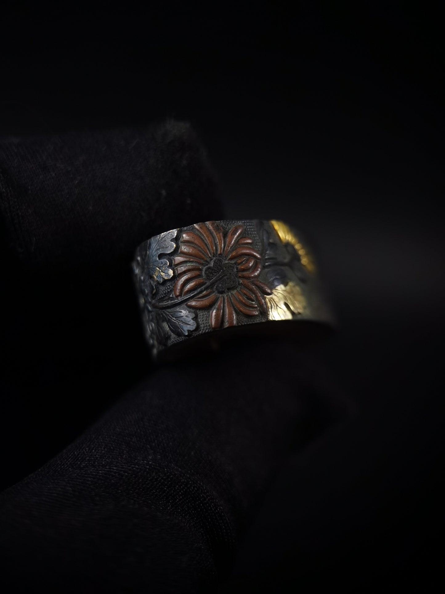 Japanese Chrysanthemum Fuchi & Kashira for Katana and Wakziashi Edo Period Antique B102