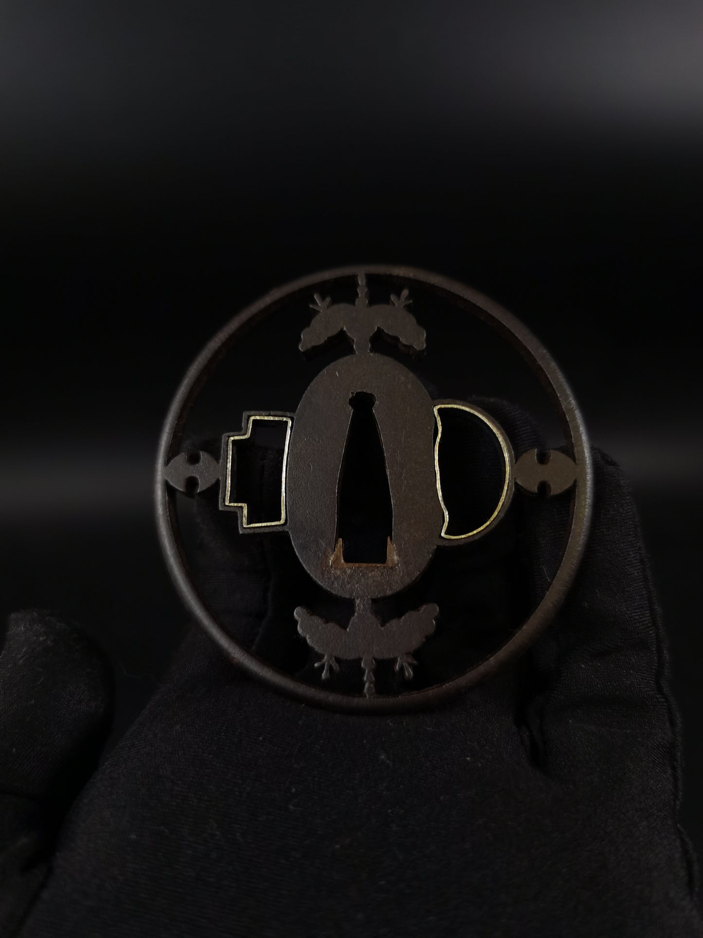 Japanese Kiri Mon Sukashibori Tsuba for Wakziashi Edo Period Antique A251