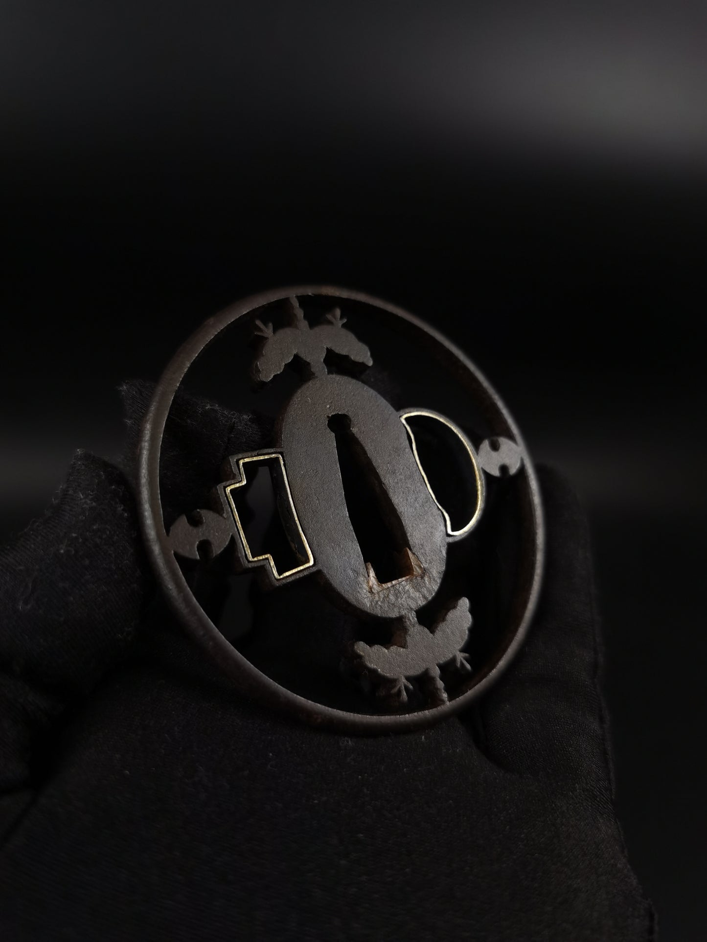 Japanese Kiri Mon Sukashibori Tsuba for Wakziashi Edo Period Antique A251
