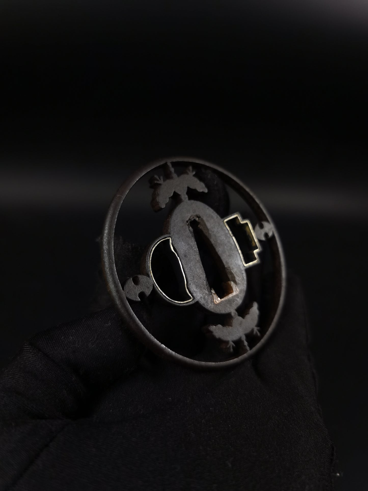Japanese Kiri Mon Sukashibori Tsuba for Wakziashi Edo Period Antique A251
