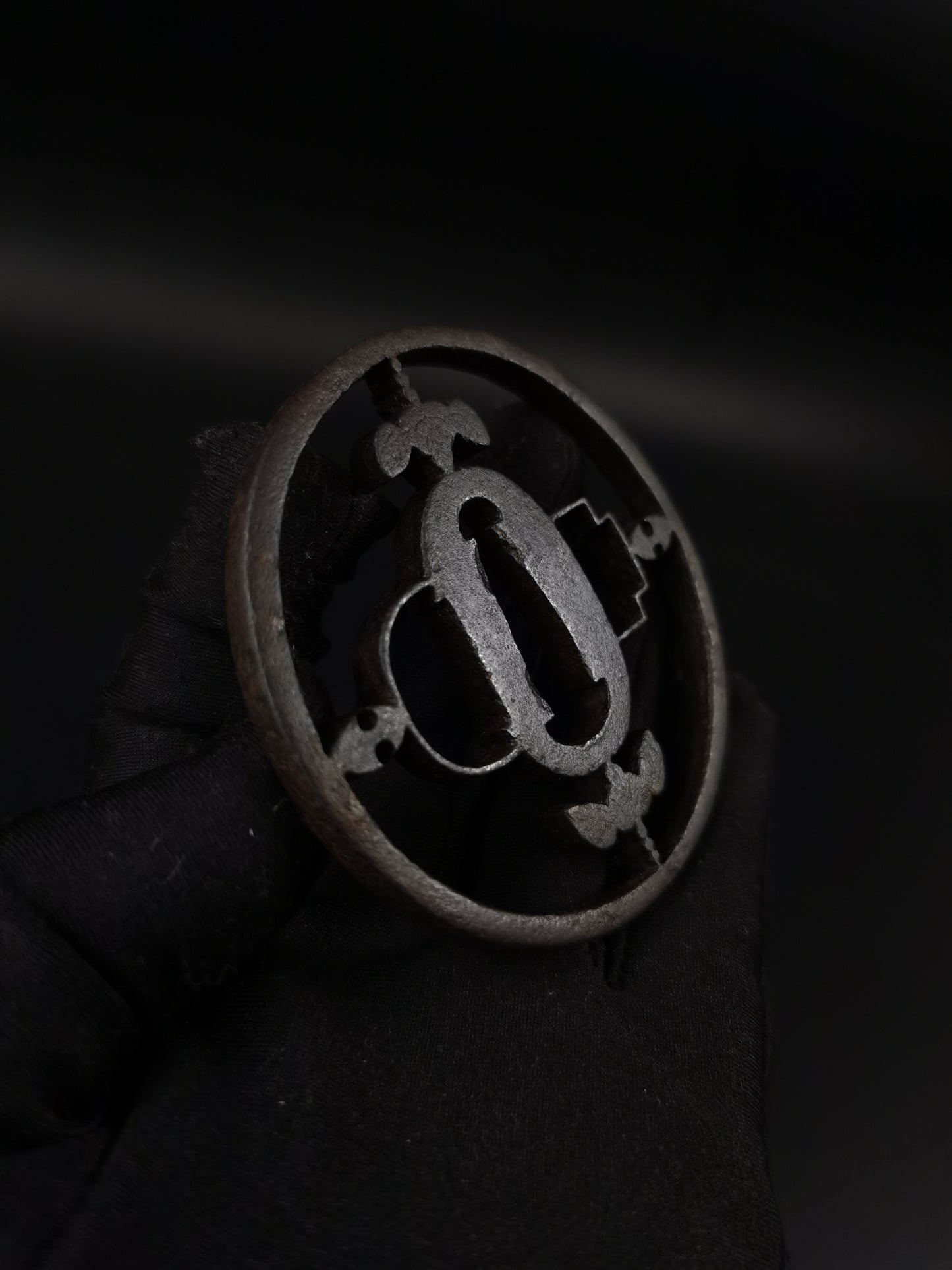 Japanese Kiri Mon Sukashibori Tsuba for Wakziashi Edo Period Antique A252