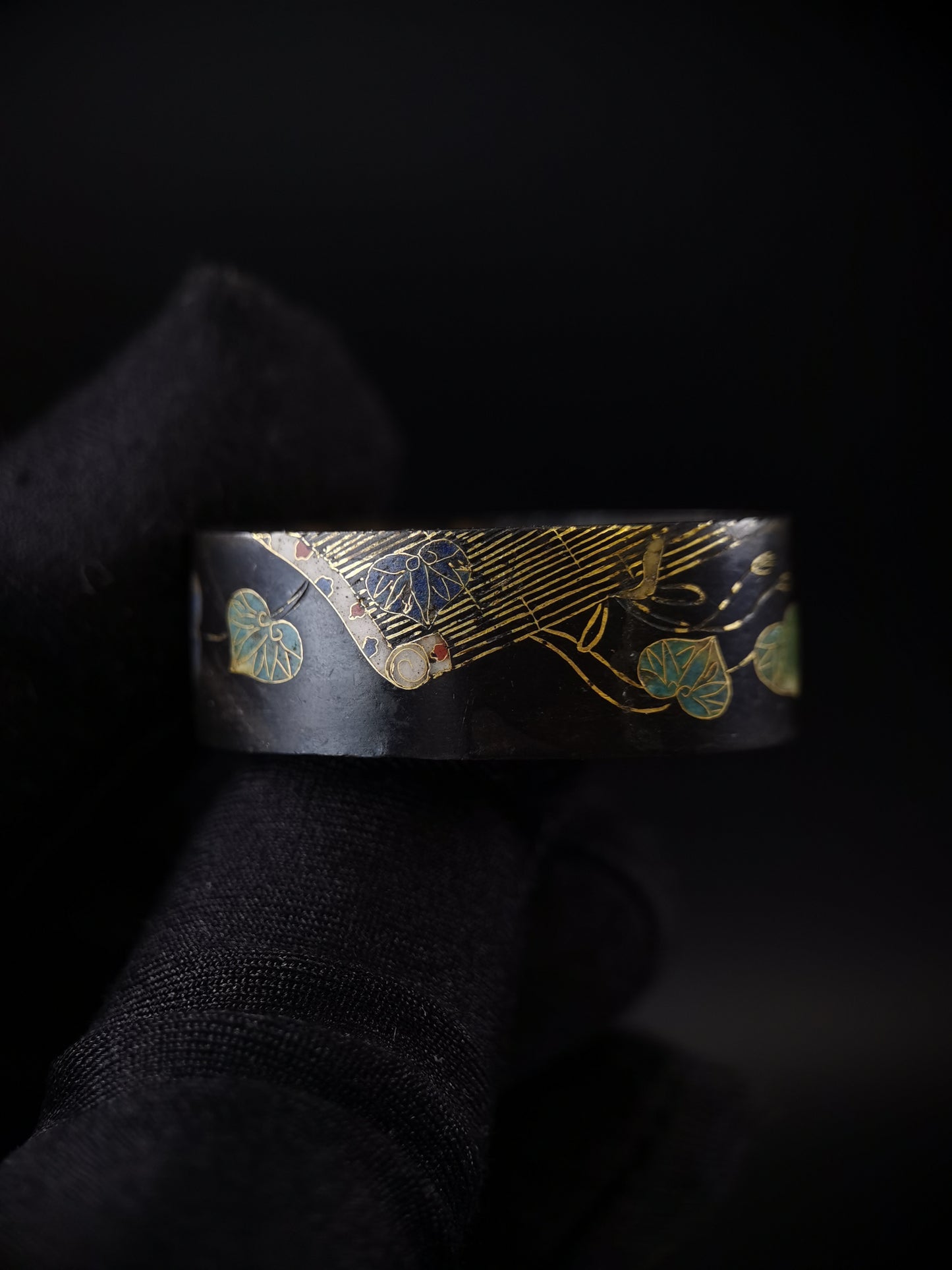 Japanese Hollyhock Leaves and Beaded Curtain Pattern Pattern Single Fuchi for Katana Wakziashi Edo Period Antique F178