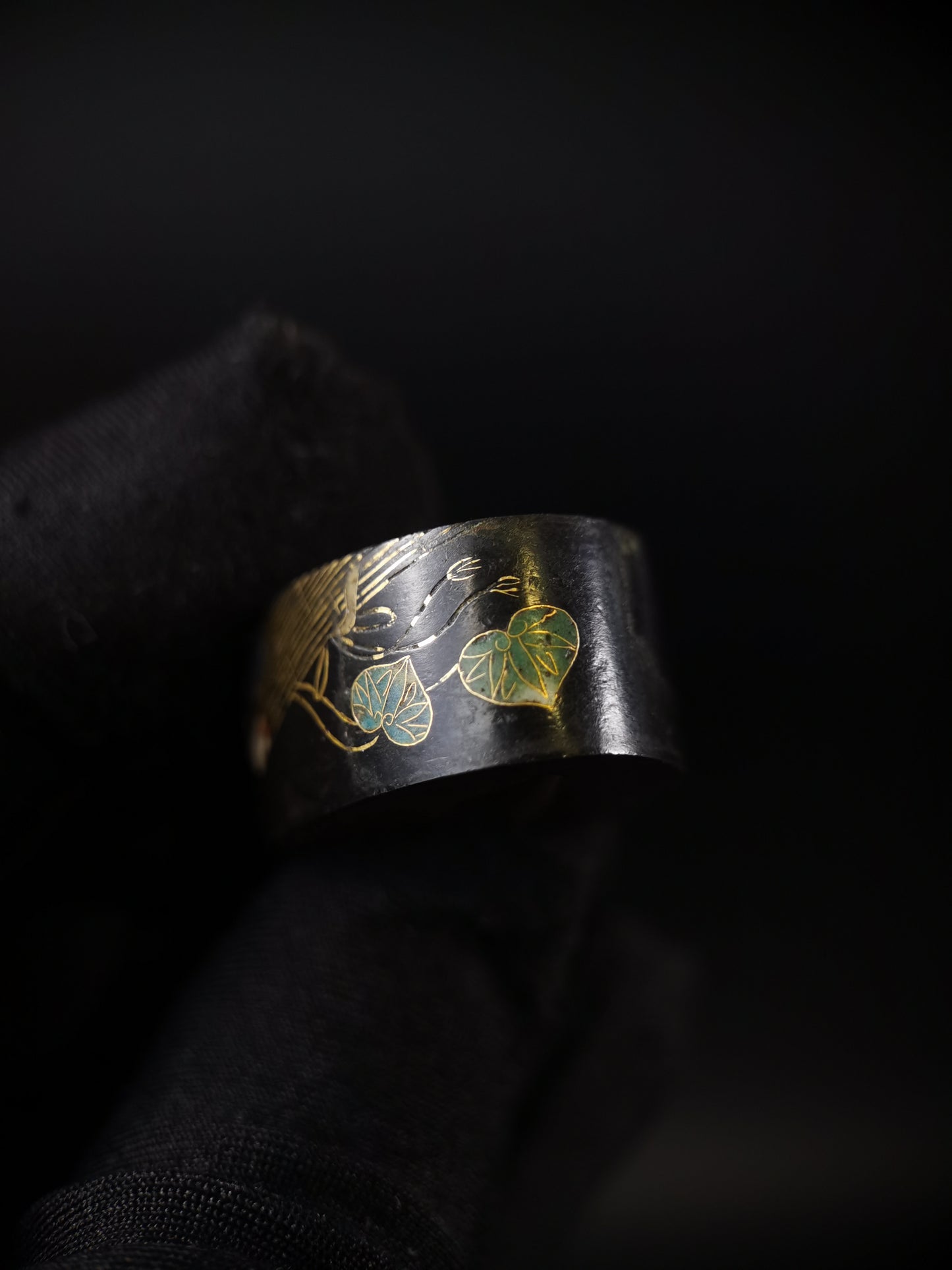 Japanese Hollyhock Leaves and Beaded Curtain Pattern Pattern Single Fuchi for Katana Wakziashi Edo Period Antique F178