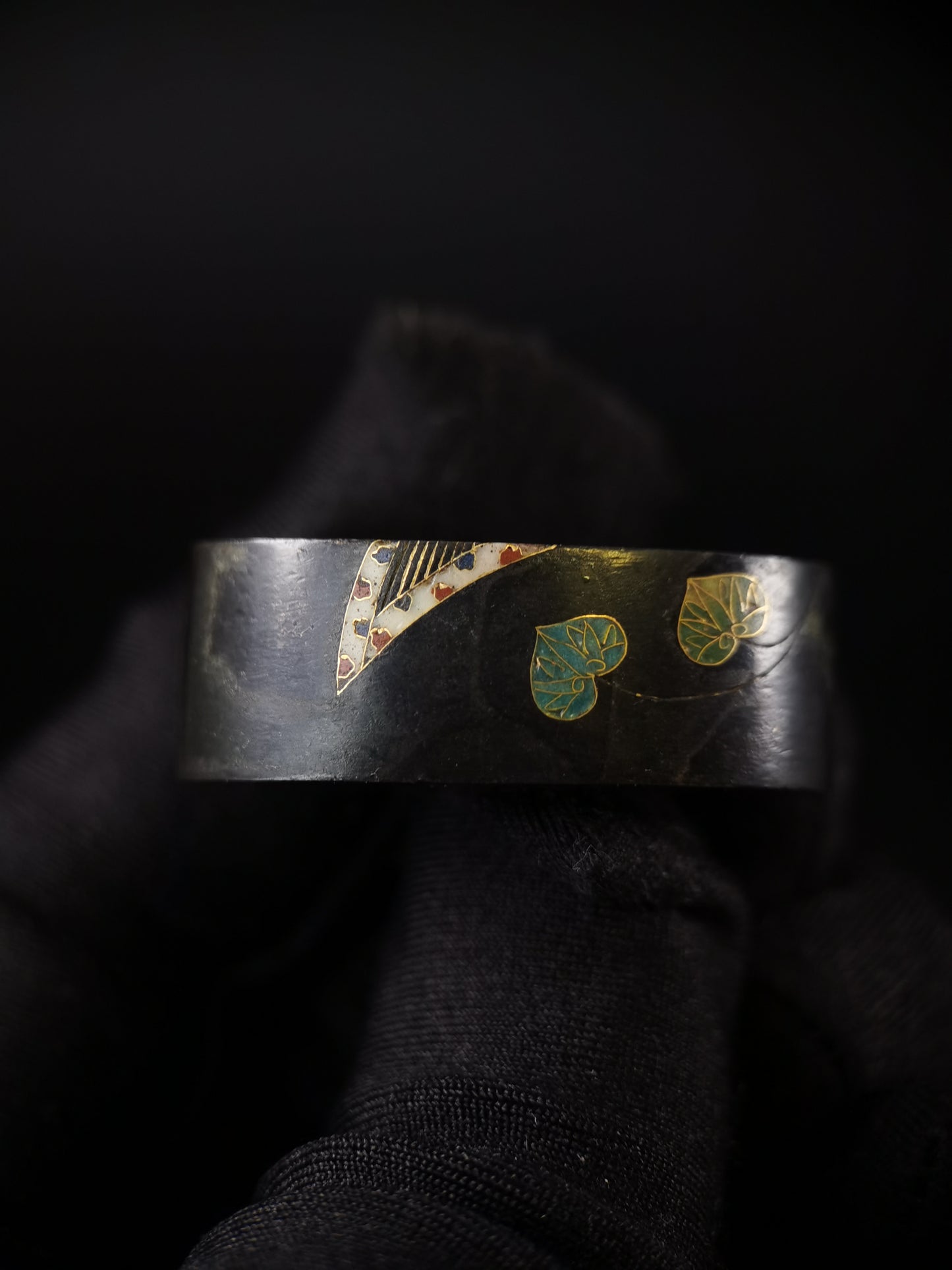 Japanese Hollyhock Leaves and Beaded Curtain Pattern Pattern Single Fuchi for Katana Wakziashi Edo Period Antique F178