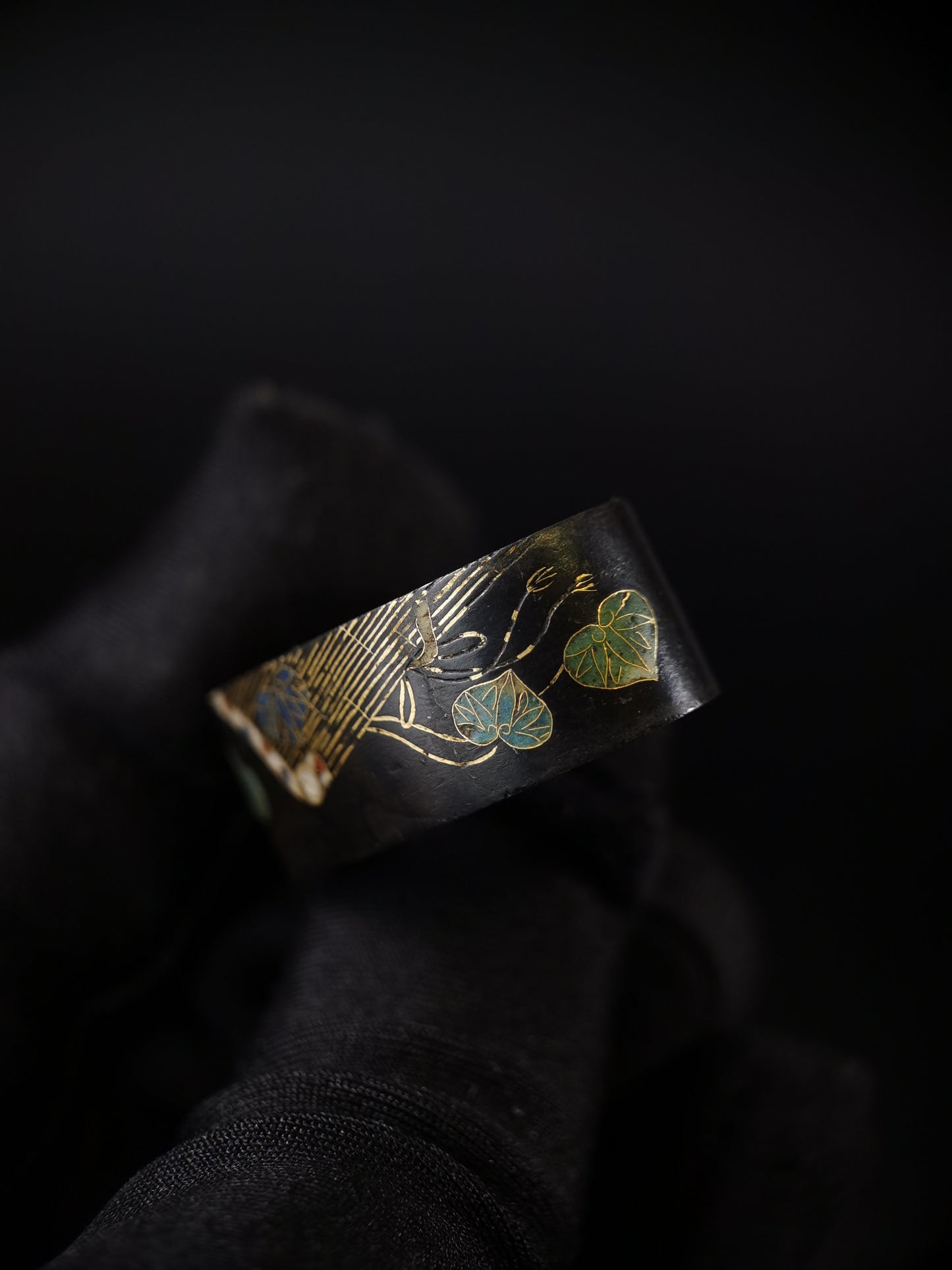 Japanese Hollyhock Leaves and Beaded Curtain Pattern Pattern Single Fuchi for Katana Wakziashi Edo Period Antique F178