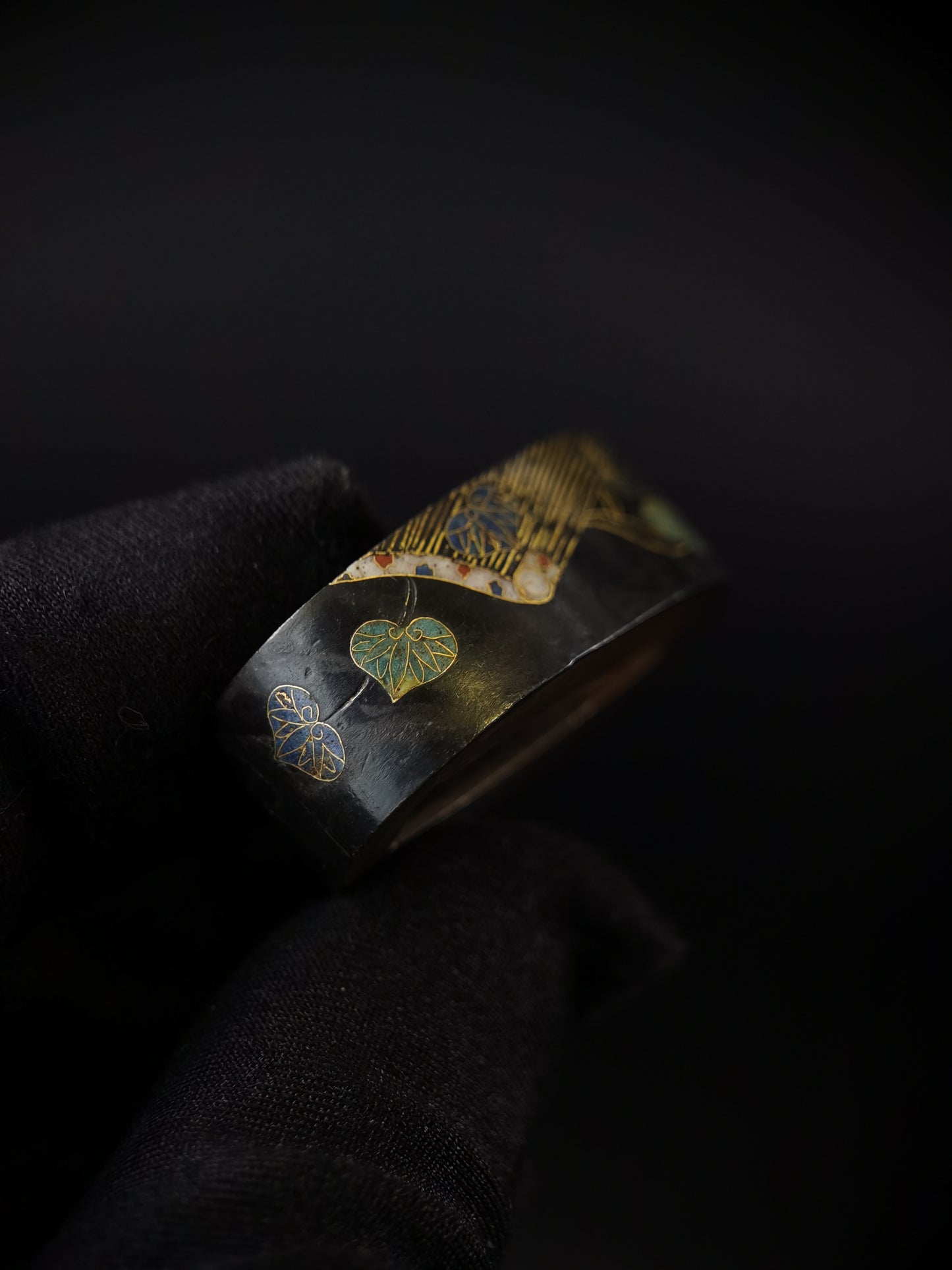 Japanese Hollyhock Leaves and Beaded Curtain Pattern Pattern Single Fuchi for Katana Wakziashi Edo Period Antique F178