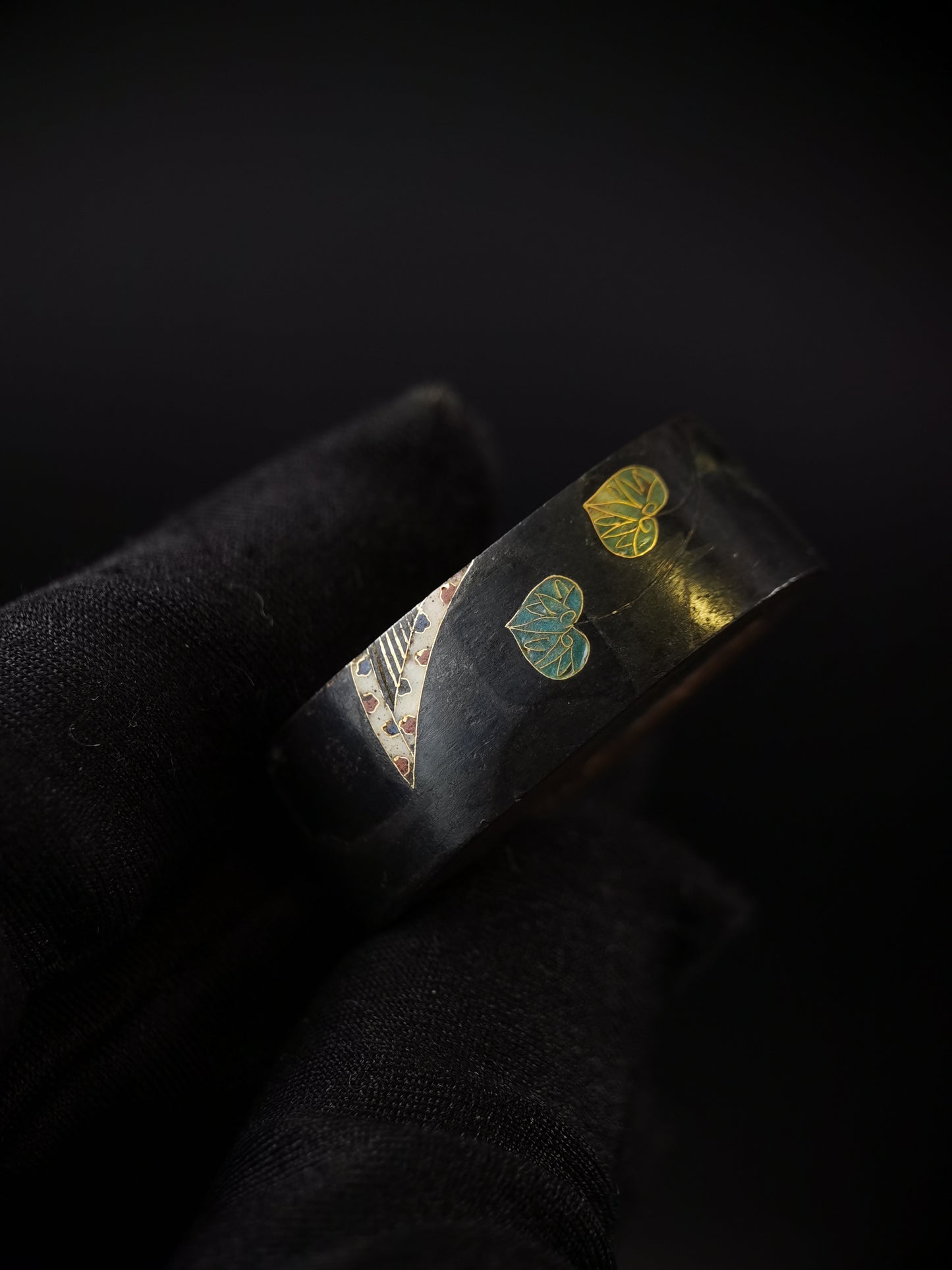 Japanese Hollyhock Leaves and Beaded Curtain Pattern Pattern Single Fuchi for Katana Wakziashi Edo Period Antique F178