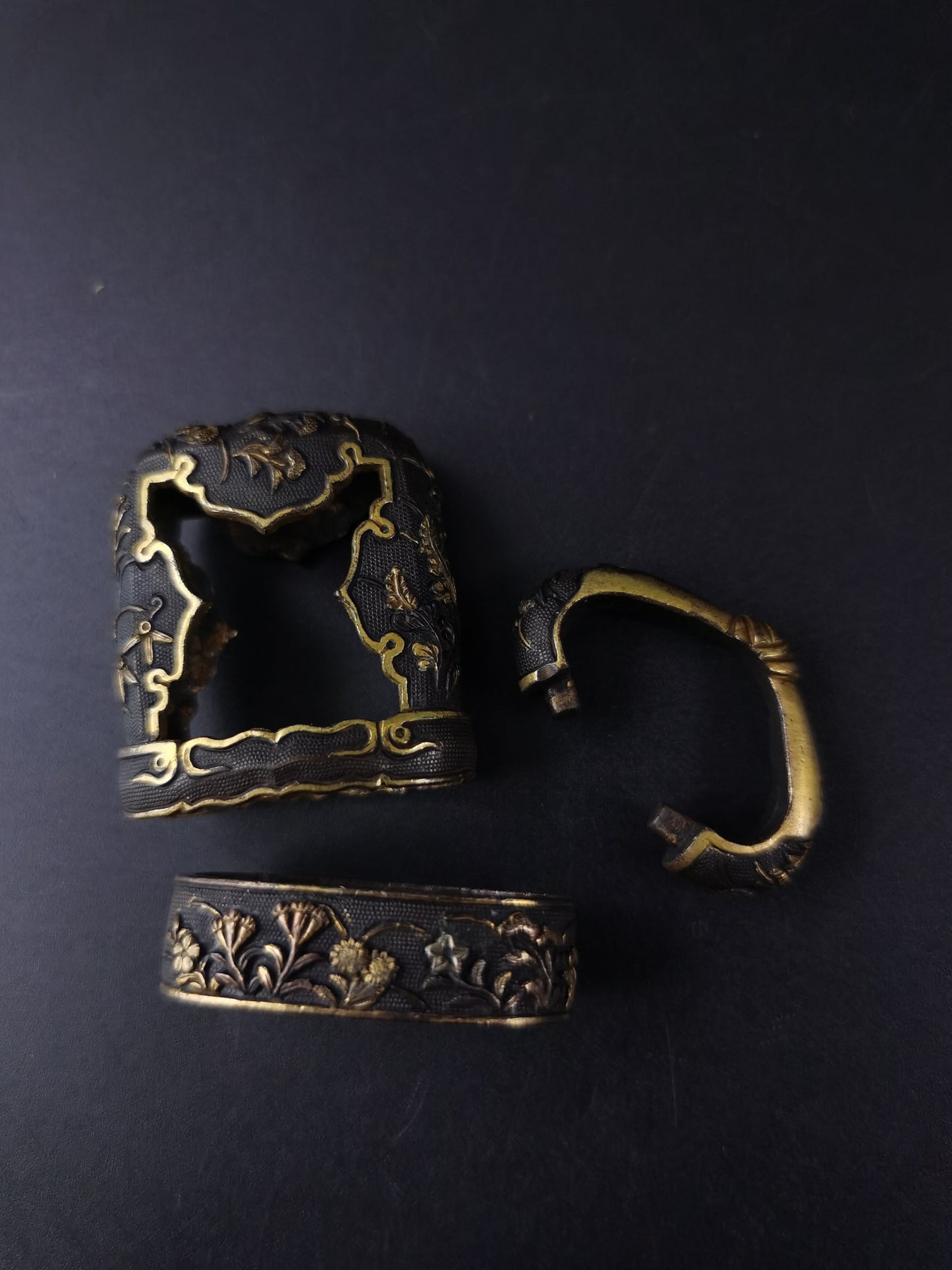 Japanese Chrysanthemum Fuchi Kashira Sarute for Tachi Hand-Tachi Edo Period Antique B132