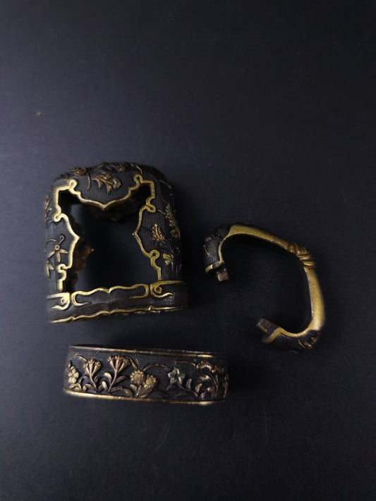Japanese Chrysanthemum Fuchi Kashira Sarute for Tachi Hand-Tachi Edo Period Antique B132