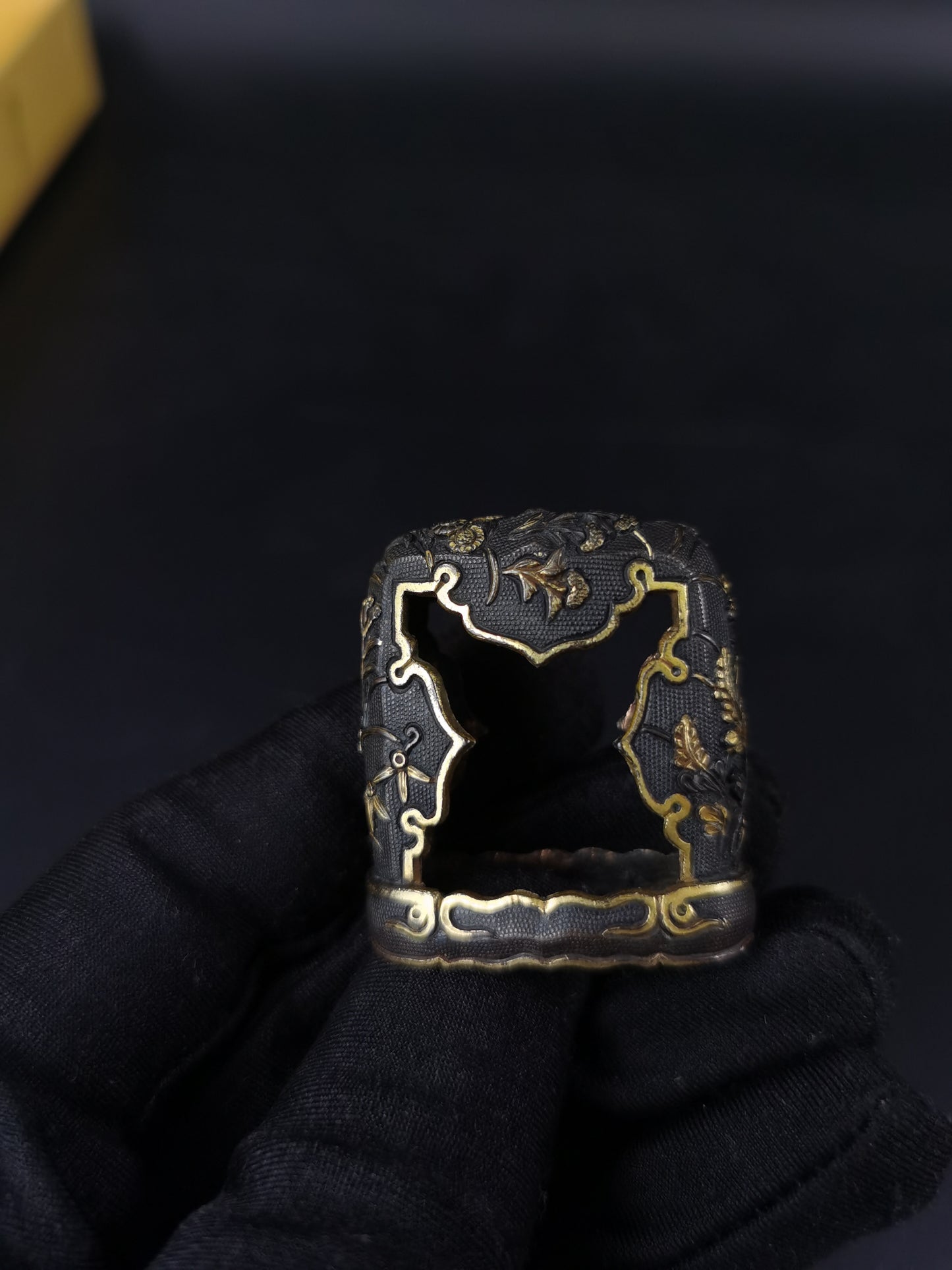 Japanese Chrysanthemum Fuchi Kashira Sarute for Tachi Hand-Tachi Edo Period Antique B132