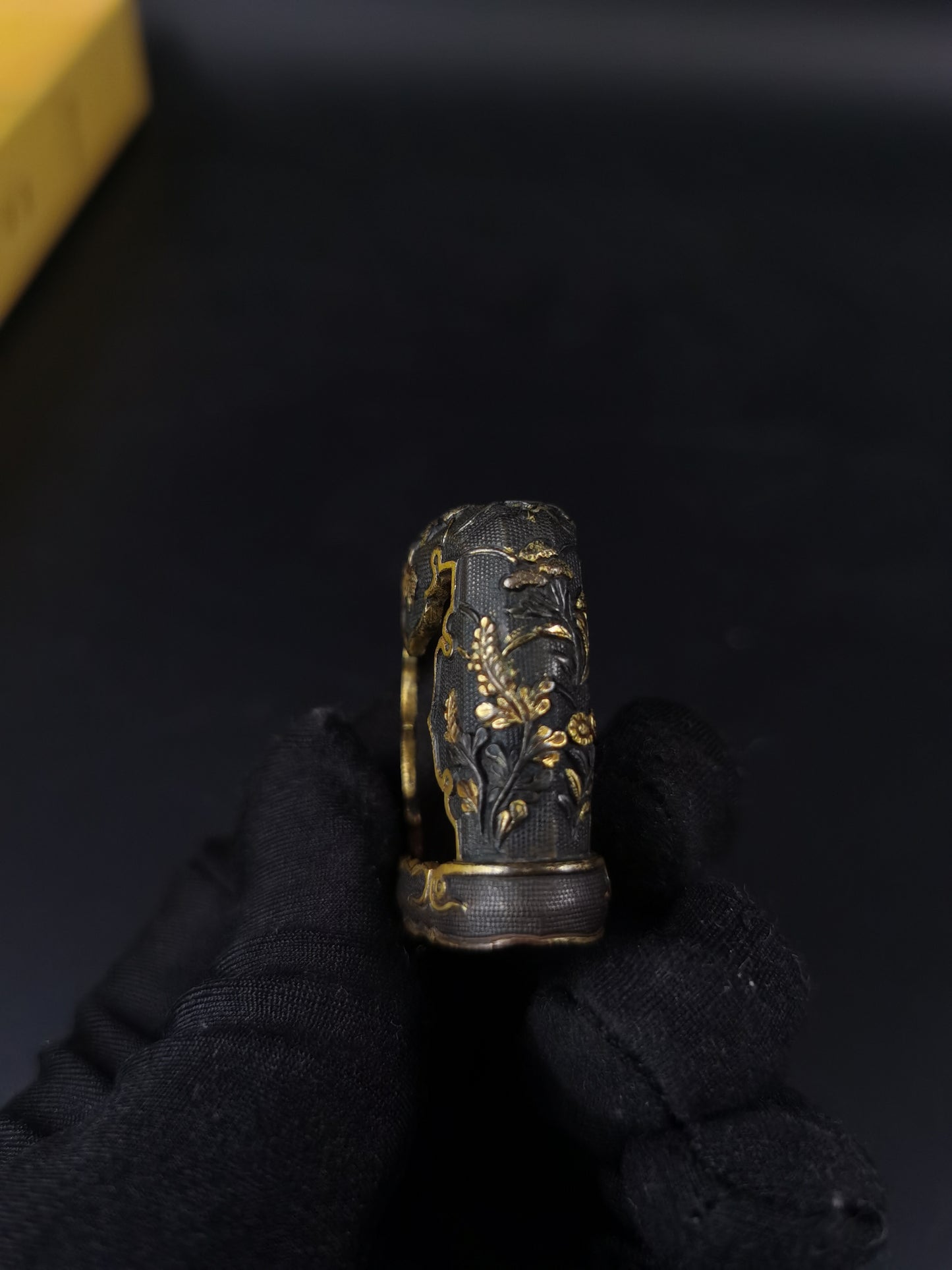 Japanese Chrysanthemum Fuchi Kashira Sarute for Tachi Hand-Tachi Edo Period Antique B132