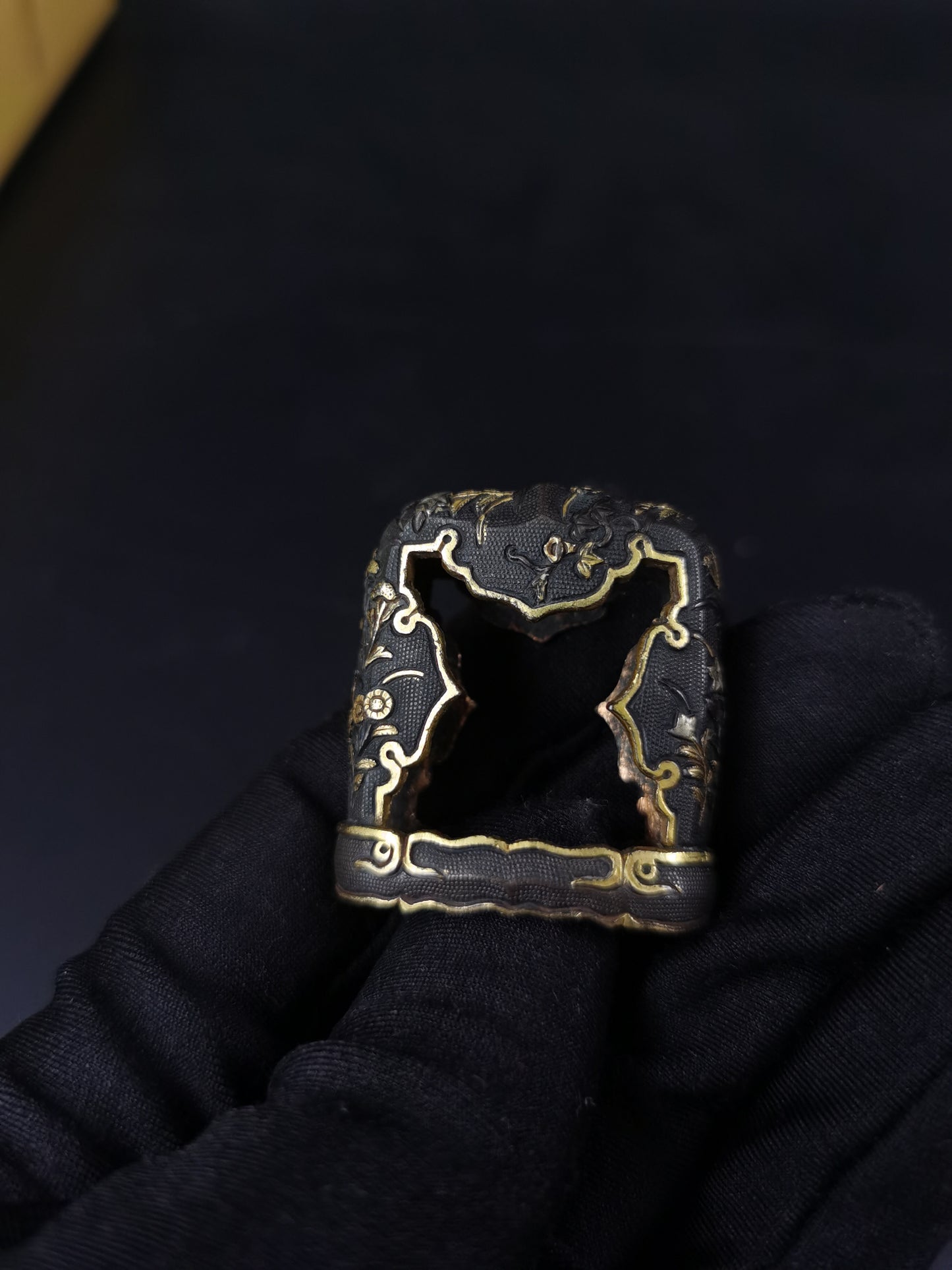 Japanese Chrysanthemum Fuchi Kashira Sarute for Tachi Hand-Tachi Edo Period Antique B132
