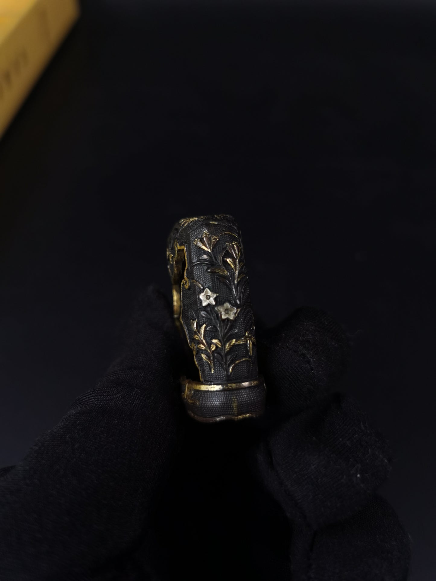 Japanese Chrysanthemum Fuchi Kashira Sarute for Tachi Hand-Tachi Edo Period Antique B132