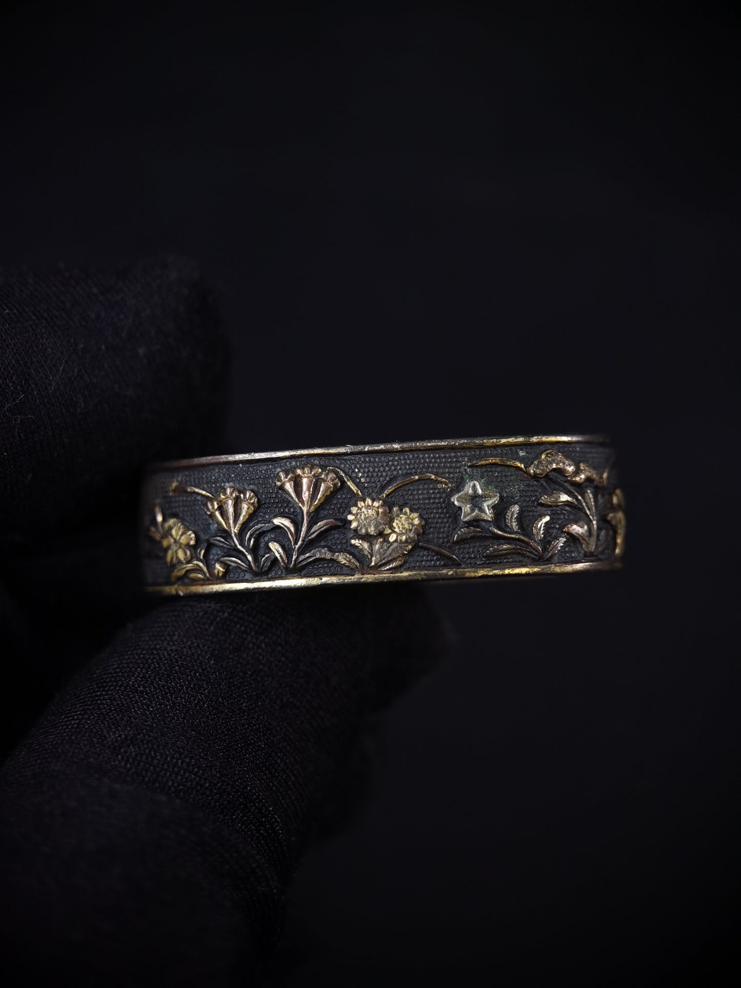 Japanese Chrysanthemum Fuchi Kashira Sarute for Tachi Hand-Tachi Edo Period Antique B132