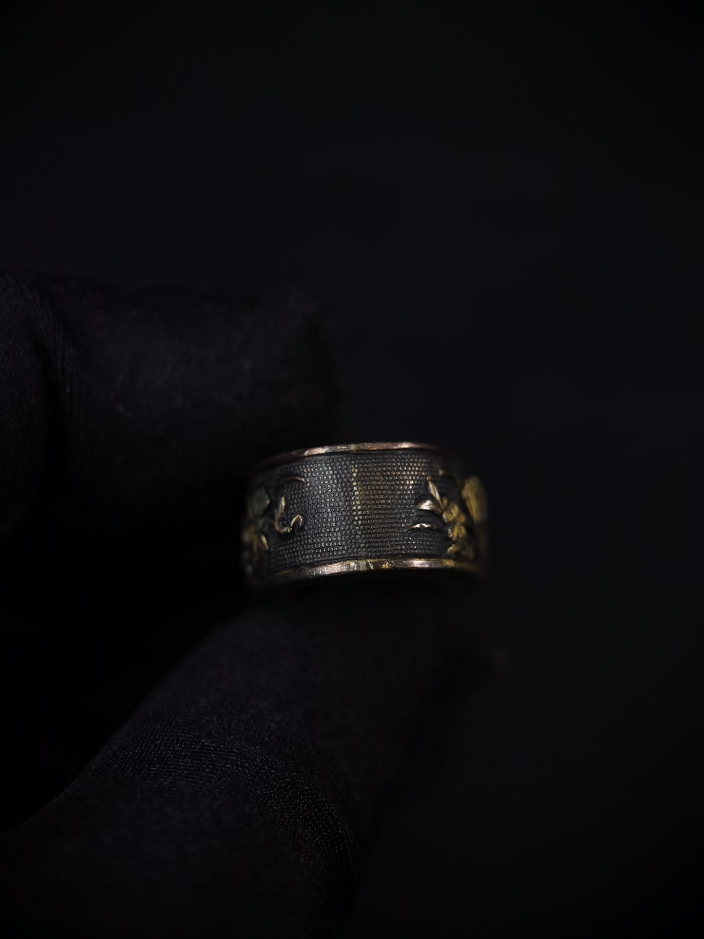 Japanese Chrysanthemum Fuchi Kashira Sarute for Tachi Hand-Tachi Edo Period Antique B132