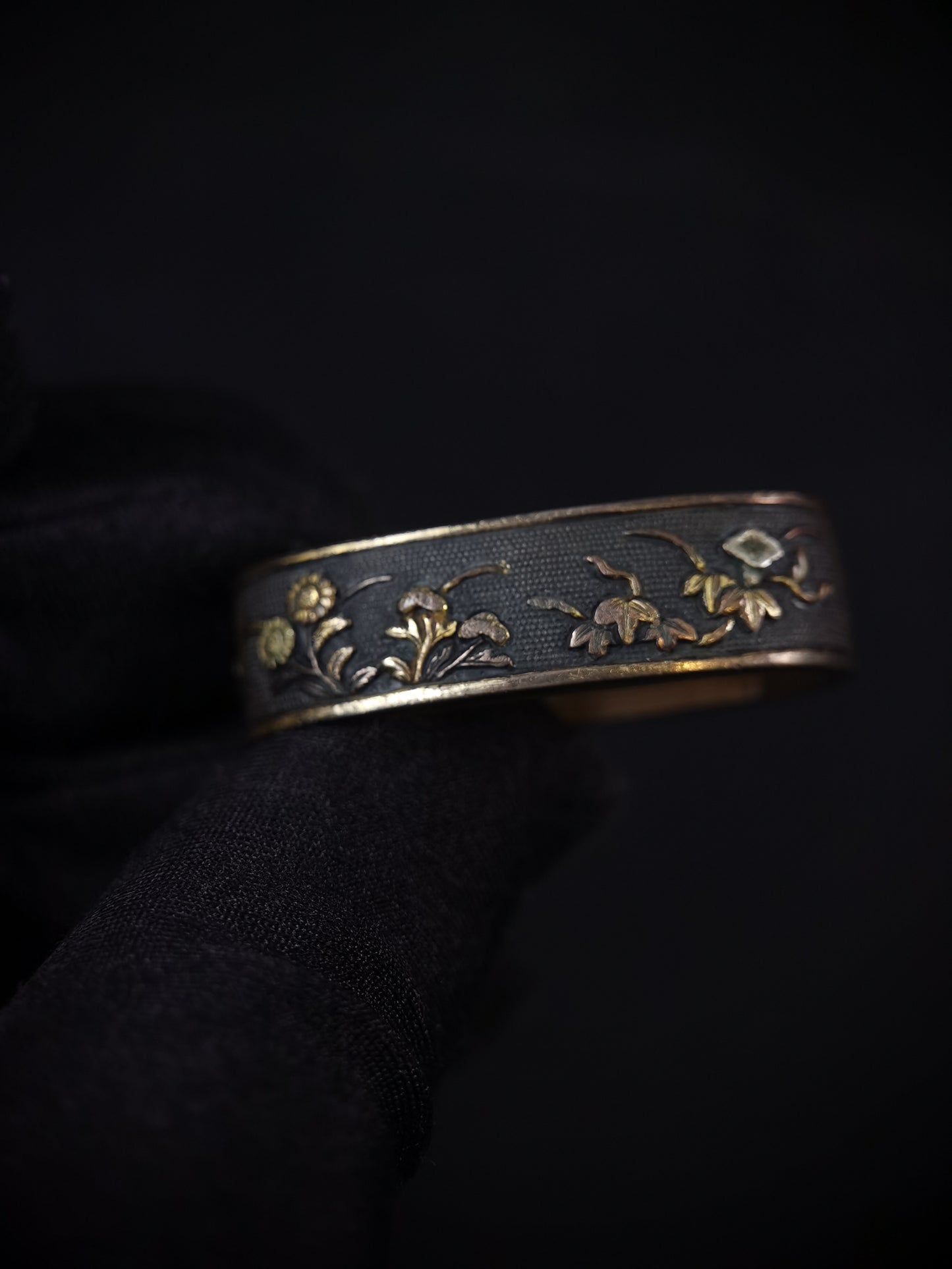 Japanese Chrysanthemum Fuchi Kashira Sarute for Tachi Hand-Tachi Edo Period Antique B132