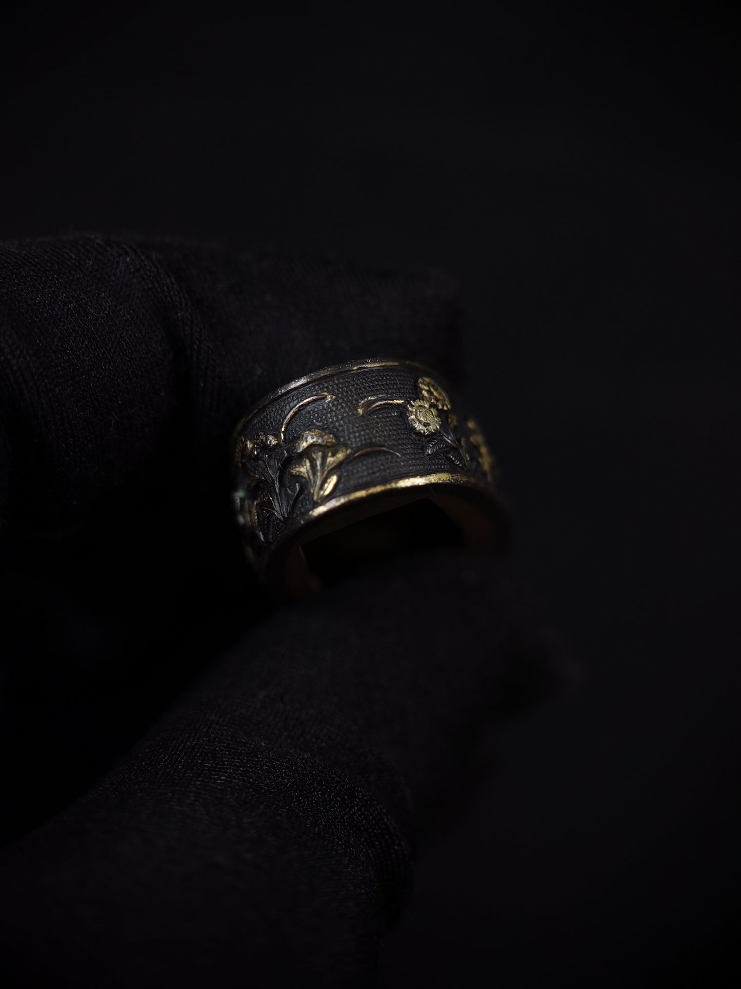 Japanese Chrysanthemum Fuchi Kashira Sarute for Tachi Hand-Tachi Edo Period Antique B132
