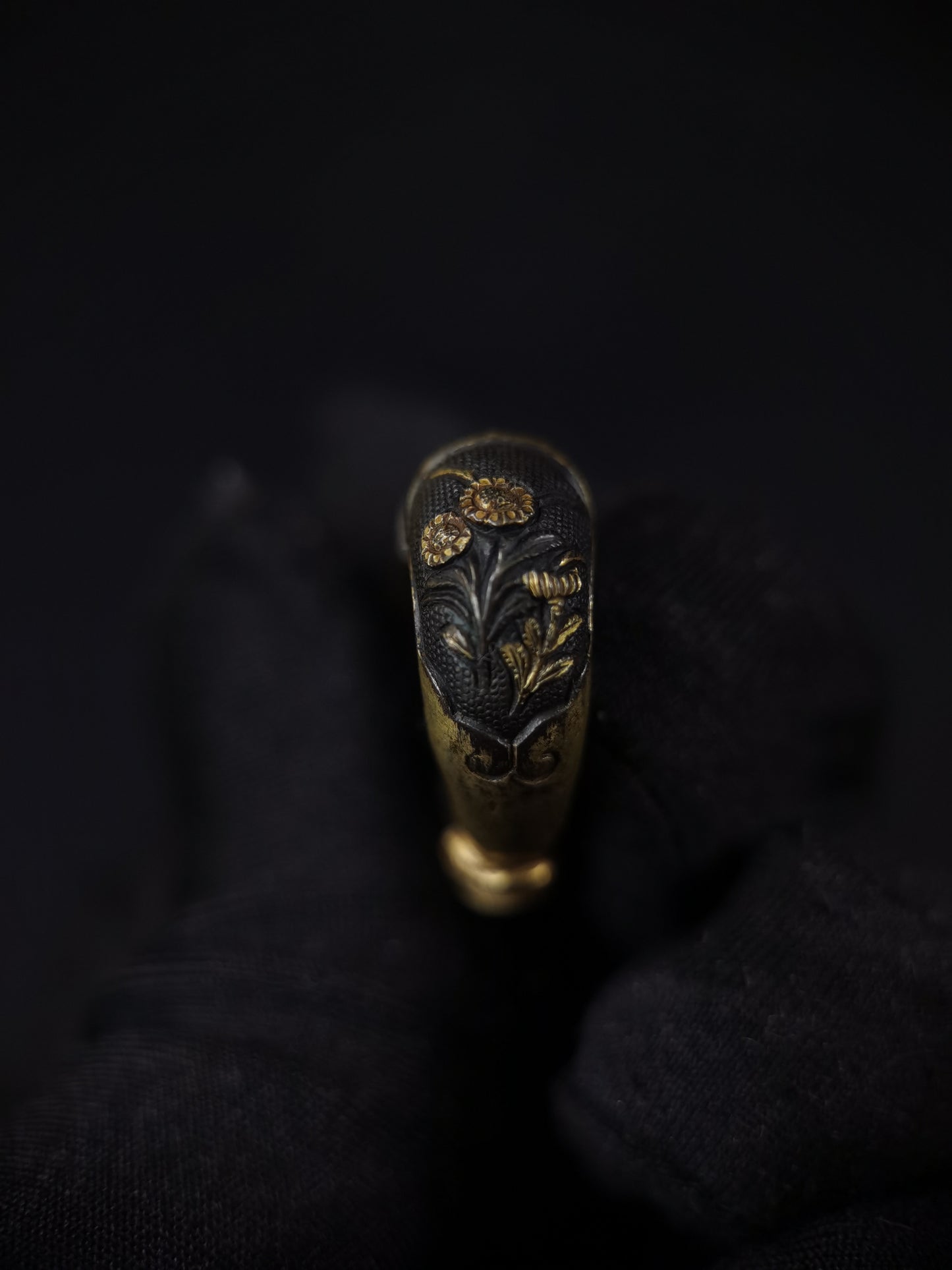 Japanese Chrysanthemum Fuchi Kashira Sarute for Tachi Hand-Tachi Edo Period Antique B132