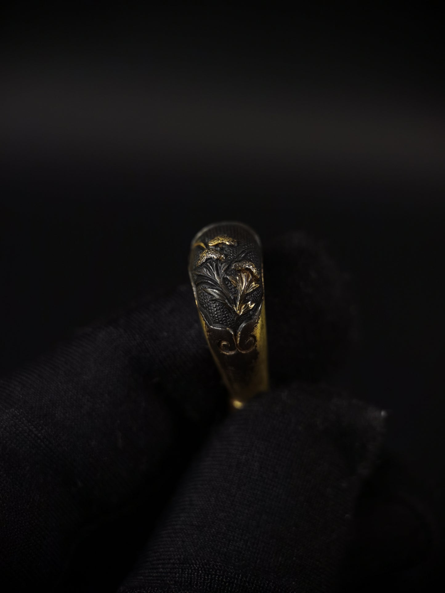 Japanese Chrysanthemum Fuchi Kashira Sarute for Tachi Hand-Tachi Edo Period Antique B132
