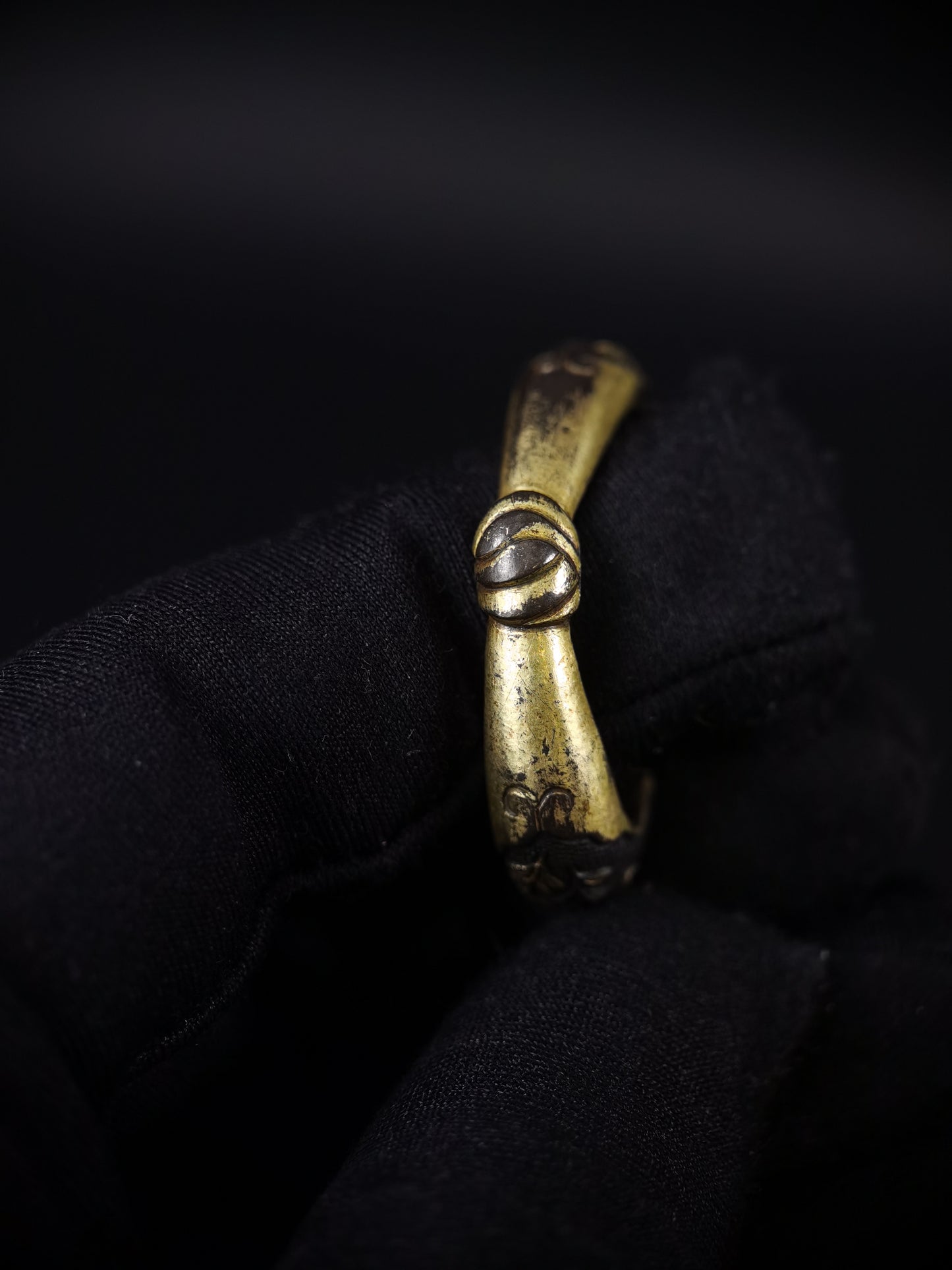 Japanese Chrysanthemum Fuchi Kashira Sarute for Tachi Hand-Tachi Edo Period Antique B132