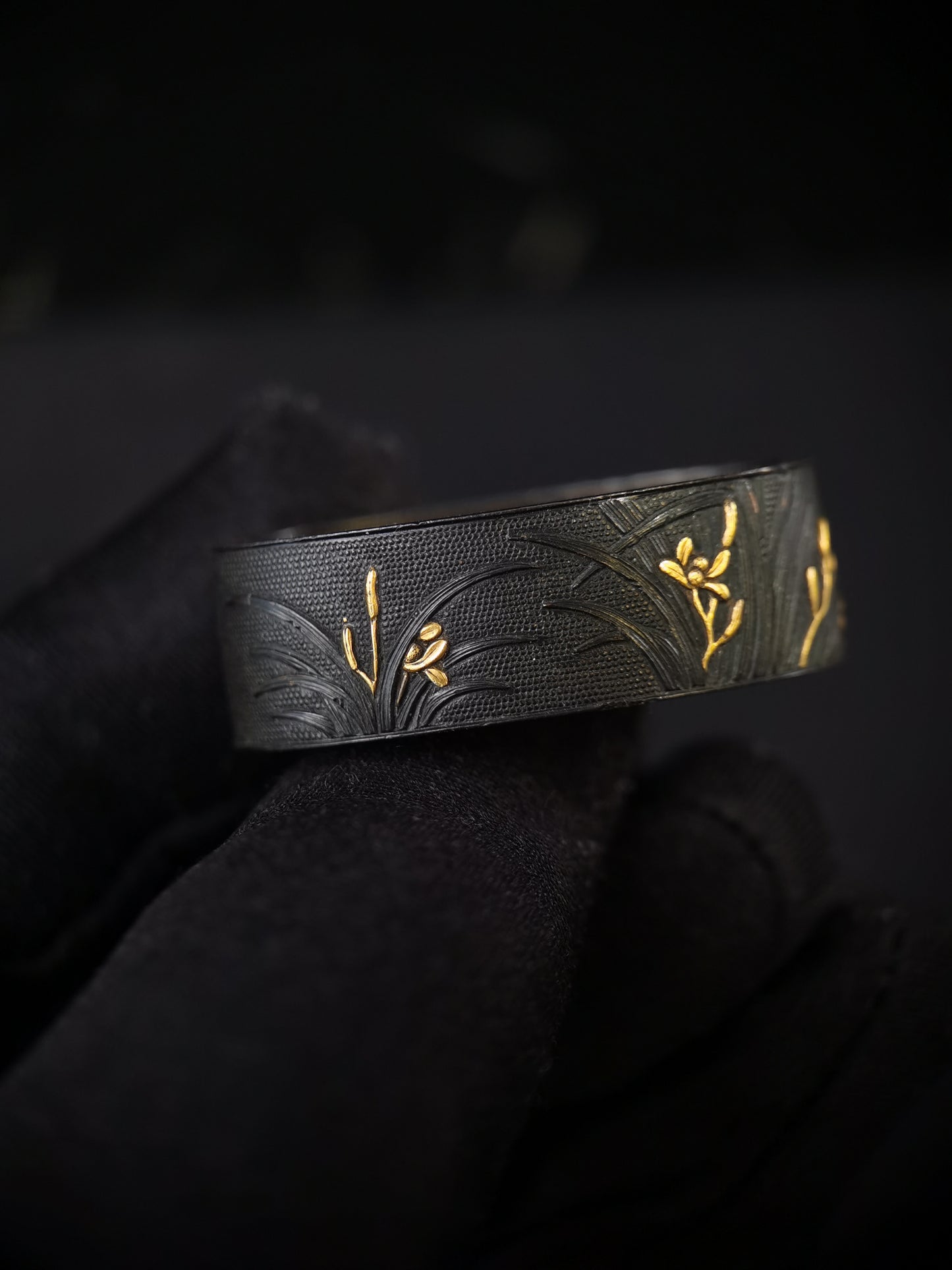 Japanese Orchids Under the Moon Pattern Pattern Single Fuchi for Katana Wakziashi Edo Period Antique F181