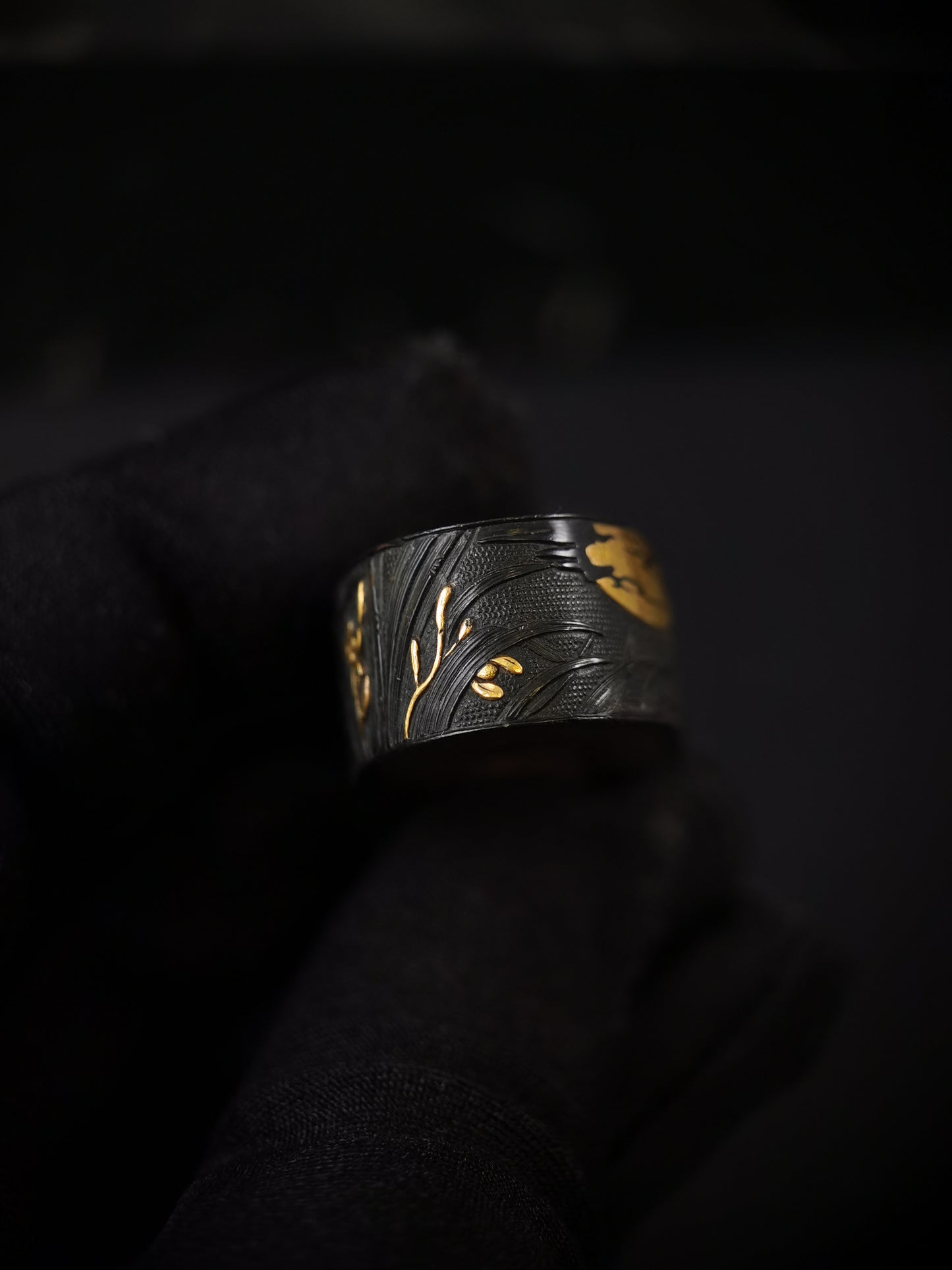 Japanese Orchids Under the Moon Pattern Pattern Single Fuchi for Katana Wakziashi Edo Period Antique F181