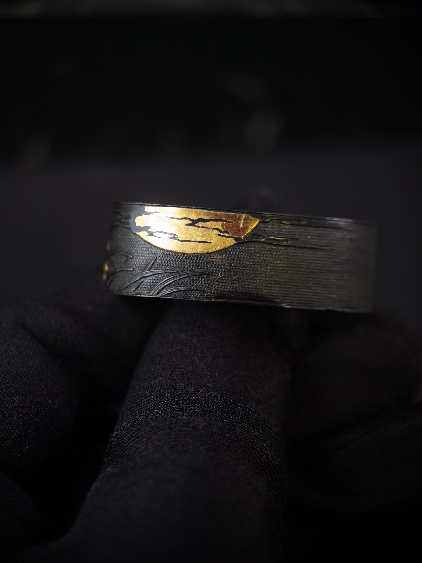 Japanese Orchids Under the Moon Pattern Pattern Single Fuchi for Katana Wakziashi Edo Period Antique F181