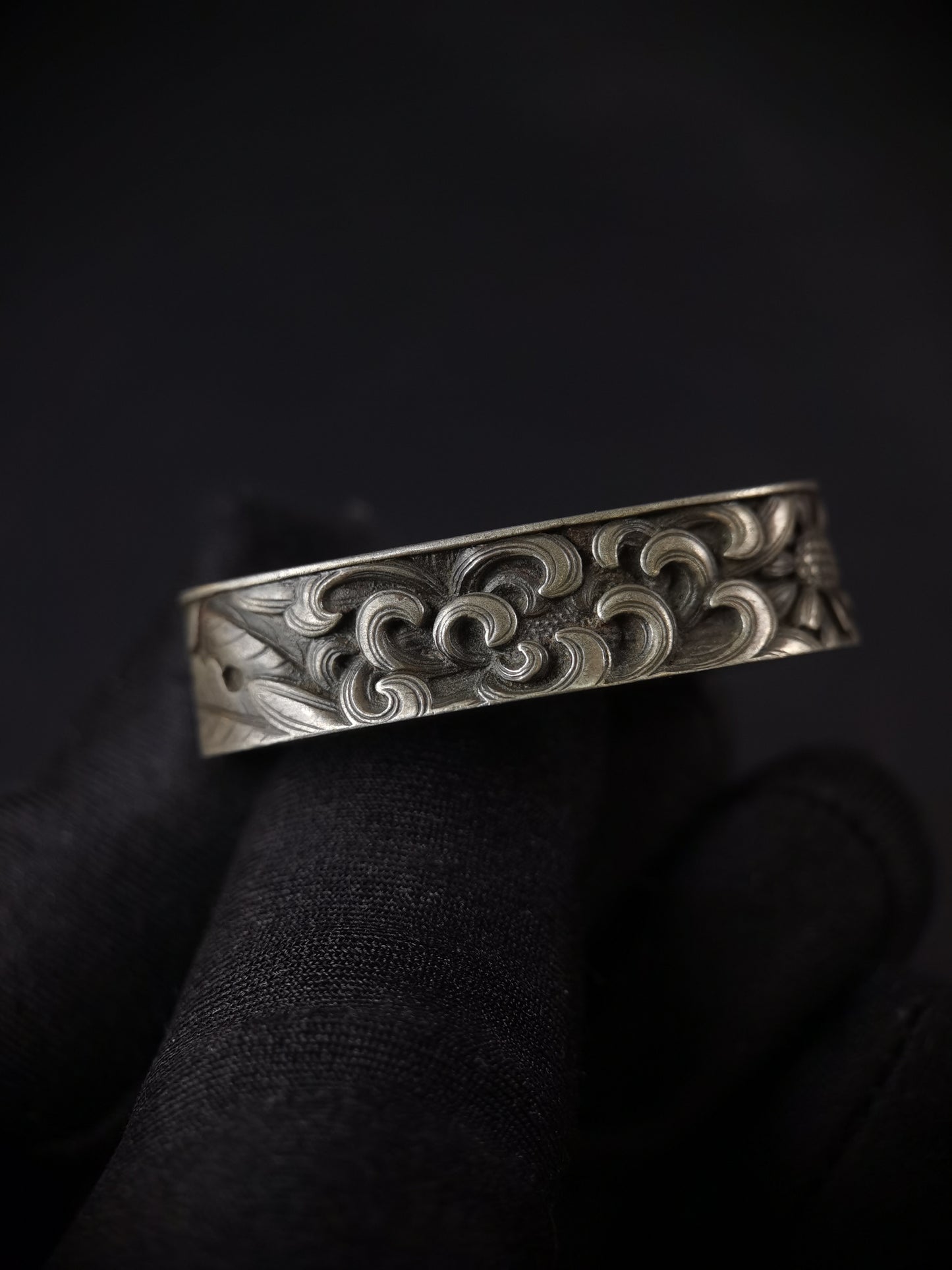 Japanese Sterling Silver Full Chrysanthemum Pattern Single Fuchi for Katana Wakziashi Edo Period Antique F184