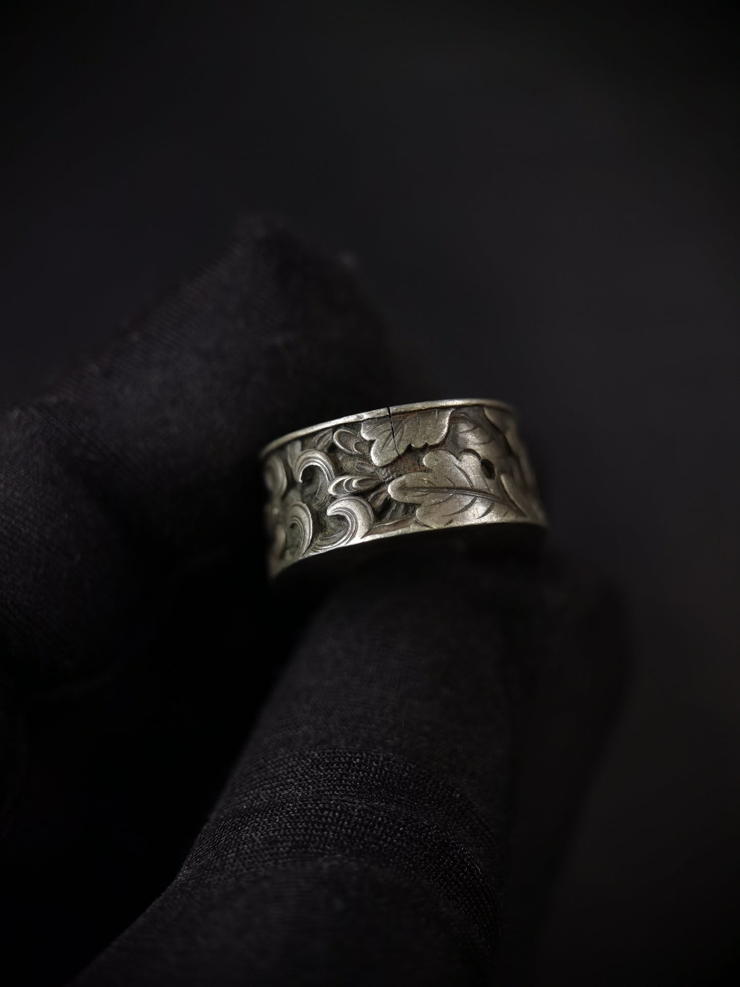 Japanese Sterling Silver Full Chrysanthemum Pattern Single Fuchi for Katana Wakziashi Edo Period Antique F184