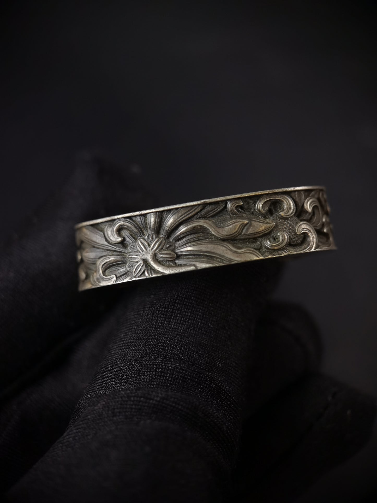 Japanese Sterling Silver Full Chrysanthemum Pattern Single Fuchi for Katana Wakziashi Edo Period Antique F184